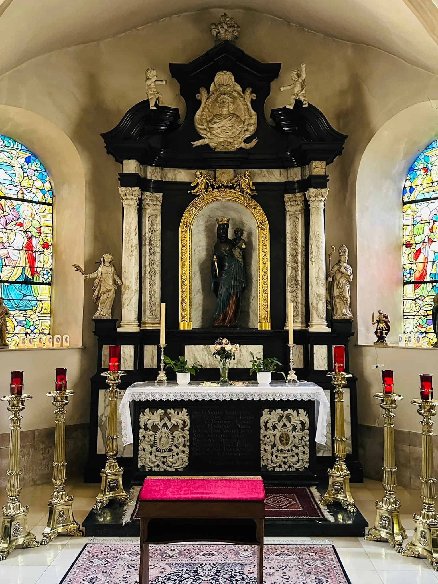 Marienaltar in der Seitenkapelle in St. Johann auf dem Stein (Luxemburg-Grund) – Fotoansicht 1.