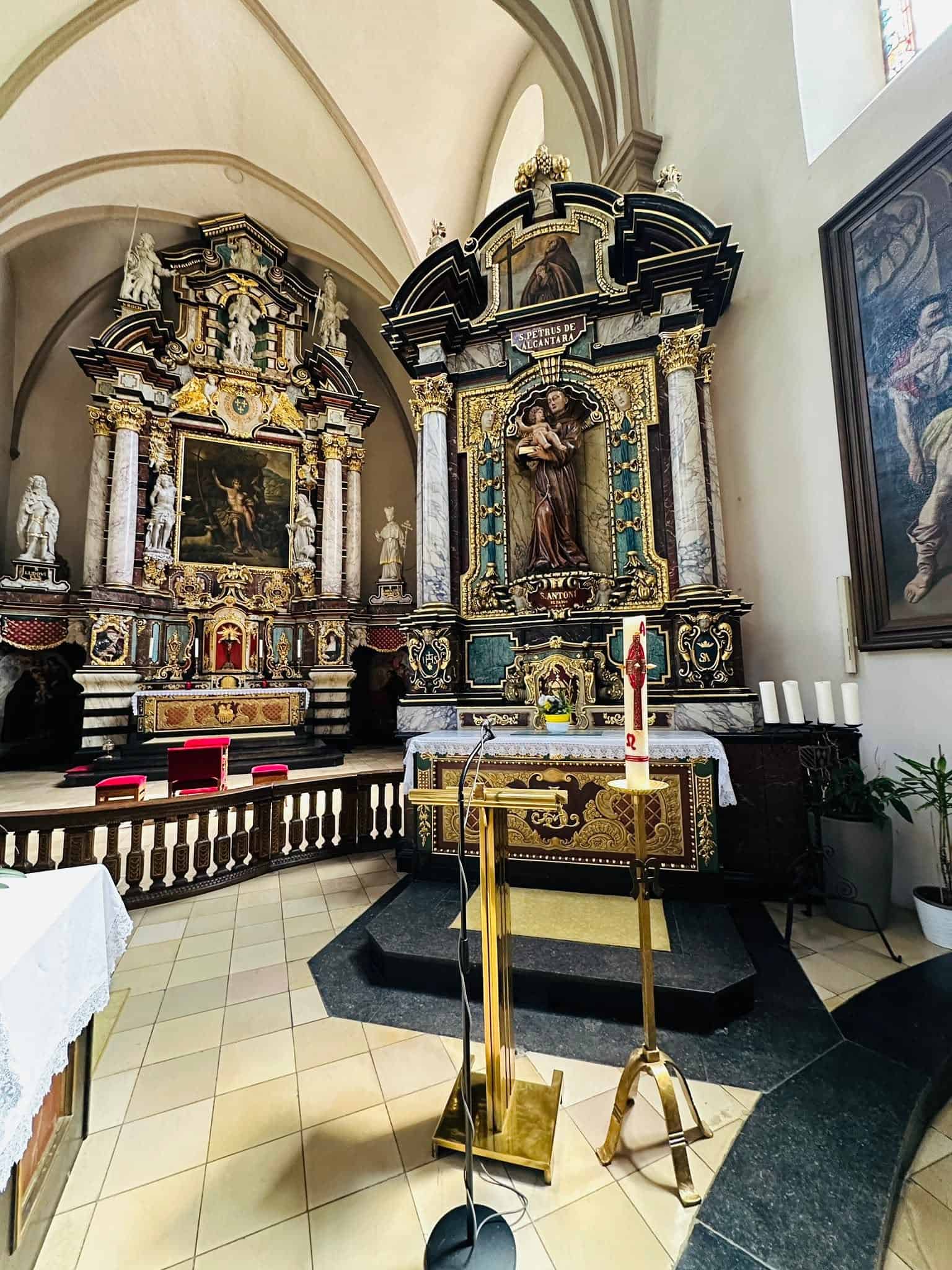 Rechter barocker Seitenaltar in St. Johann auf dem Stein (Luxemburg-Grund) – Fotoansicht 1.