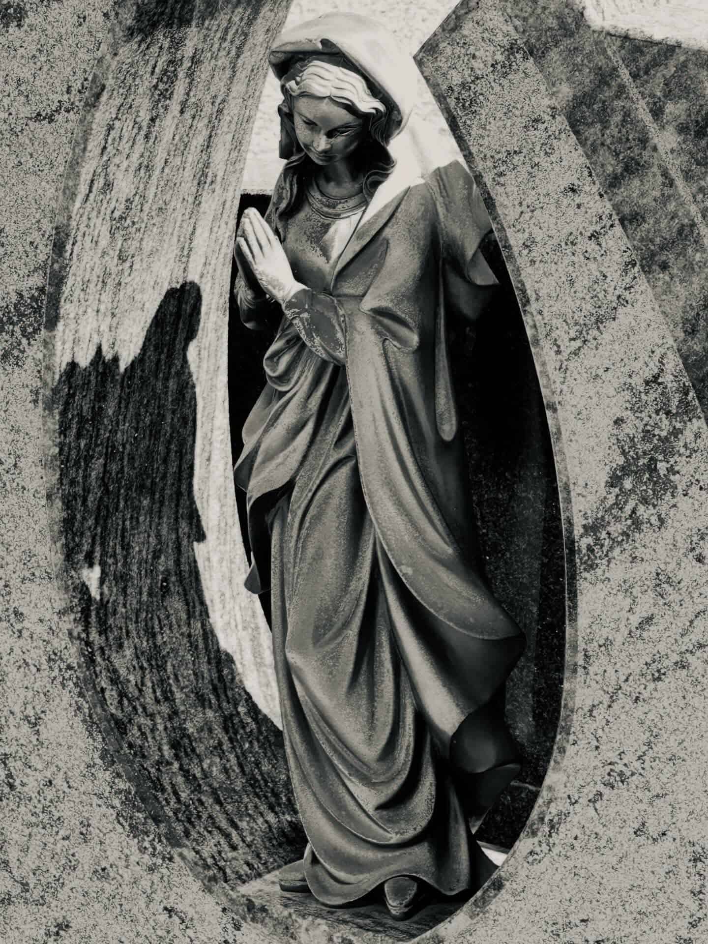 Frauenfigur – Sankt Vith (004) – Friedhof Sankt Vith. Darstellung: Frau, Heiligenfigur.