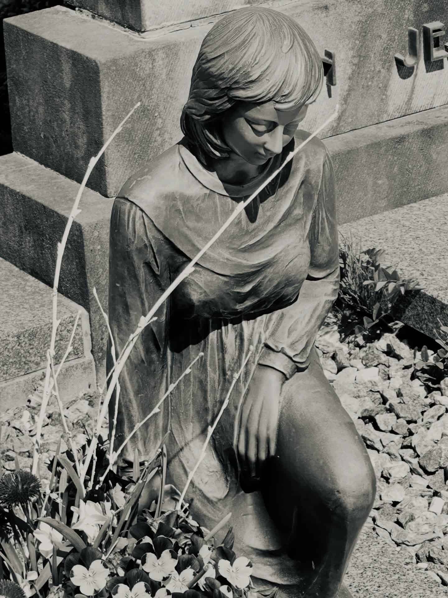 Frauenfigur – Sankt Vith (011) – Friedhof Sankt Vith. Darstellung: Frau.