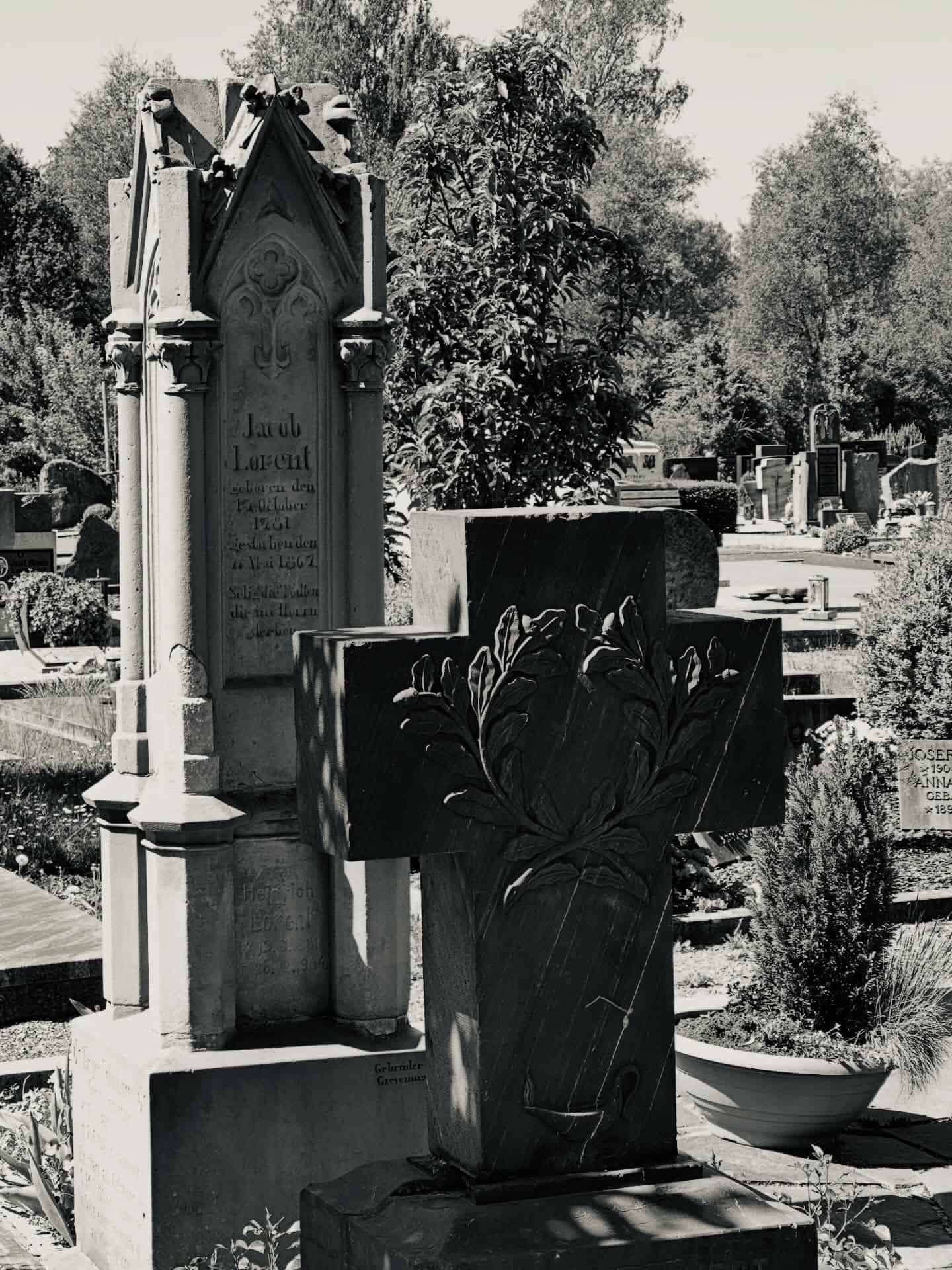 Grabmal und Detail – Sankt Vith (014) – Friedhof Sankt Vith.