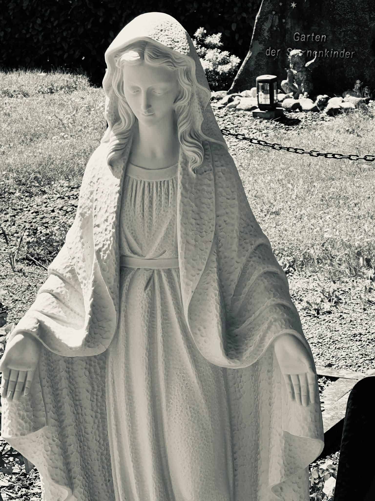 Frauenfigur – Sankt Vith (029) – Friedhof Sankt Vith. Darstellung: Frau, Heiligenfigur.