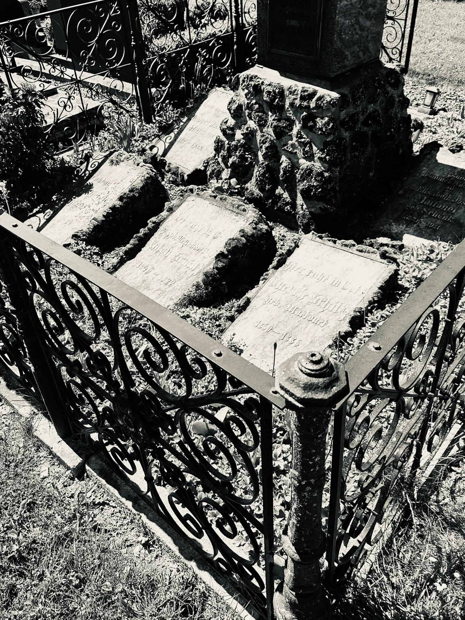 Grabmal und Detail – Sankt Vith (031) – Friedhof Sankt Vith.
