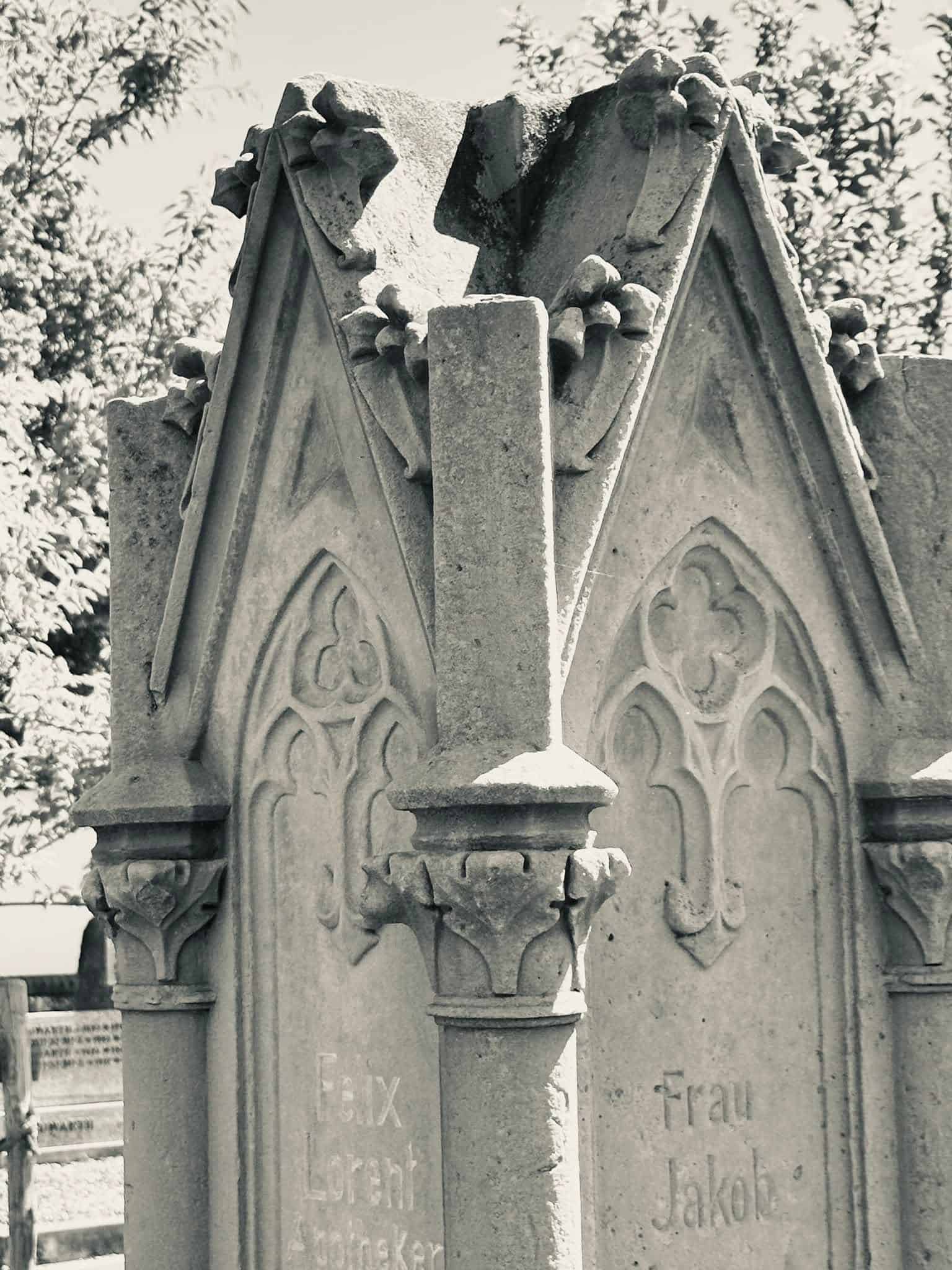 Grabmal und Detail – Sankt Vith (032) – Friedhof Sankt Vith.