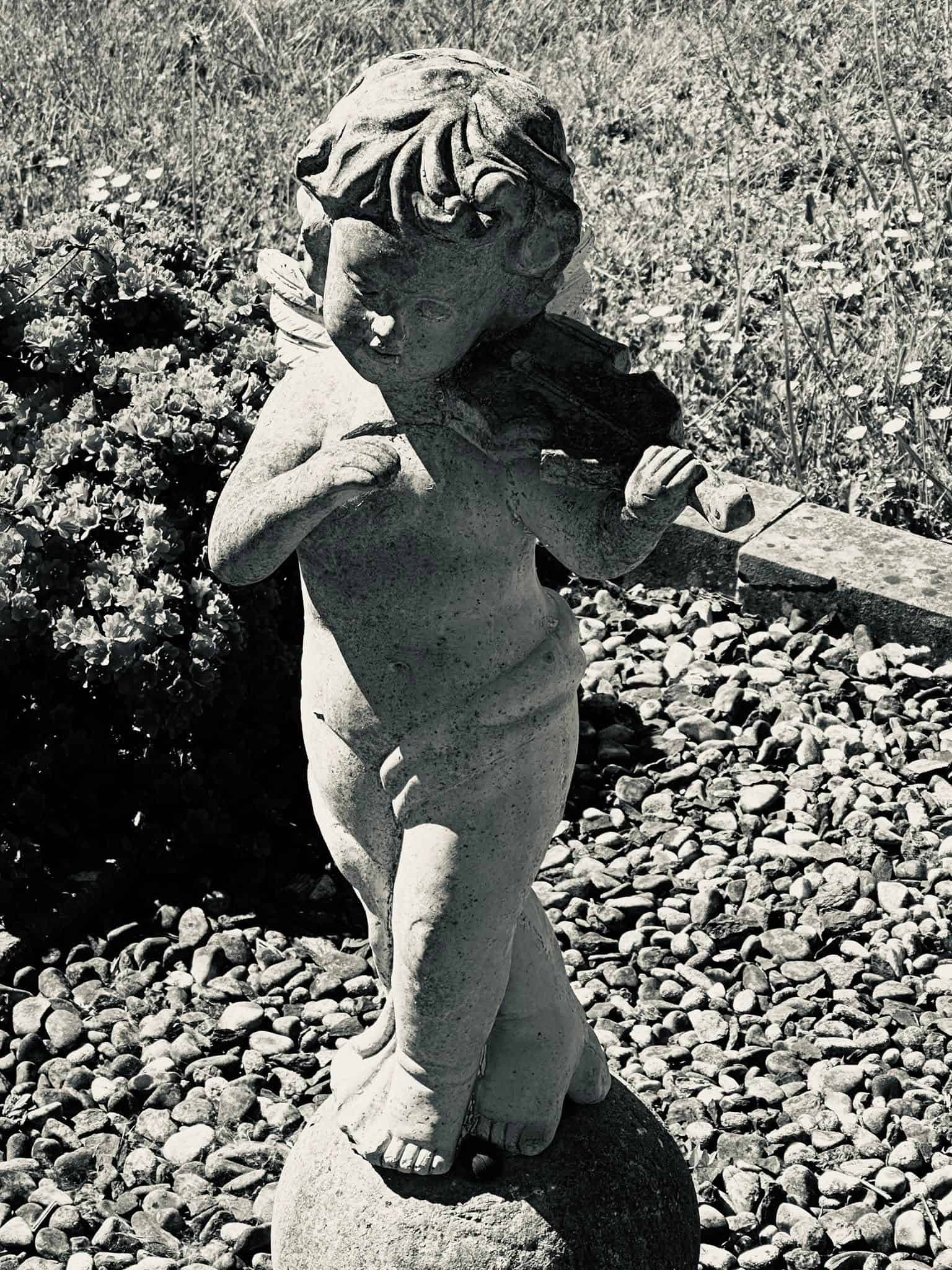 Kinderfigur – Sankt Vith (033) – Friedhof Sankt Vith. Darstellung: Kind.