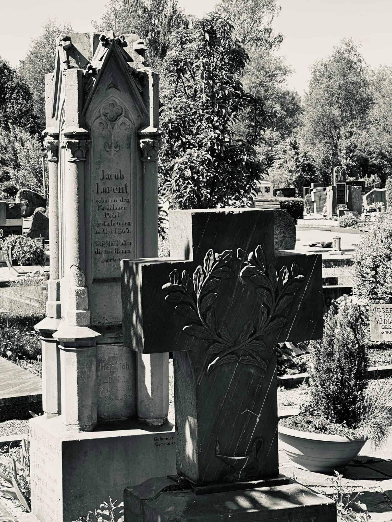 Grabmal und Detail – Sankt Vith (036) – Friedhof Sankt Vith.