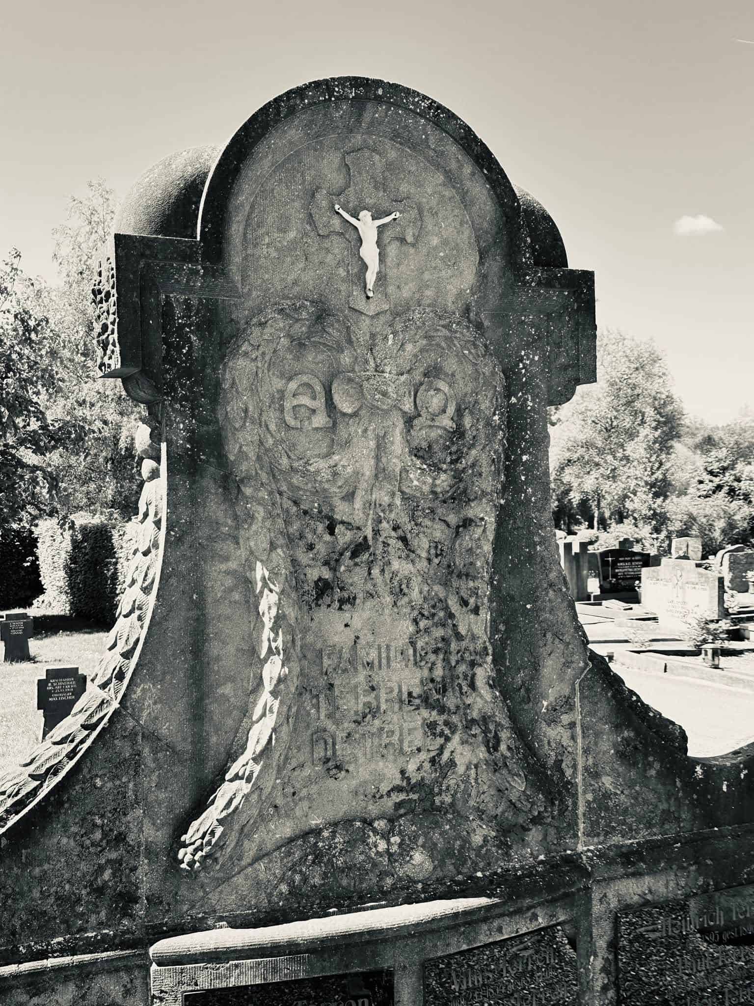 Grabmal und Detail – Sankt Vith (037) – Friedhof Sankt Vith.