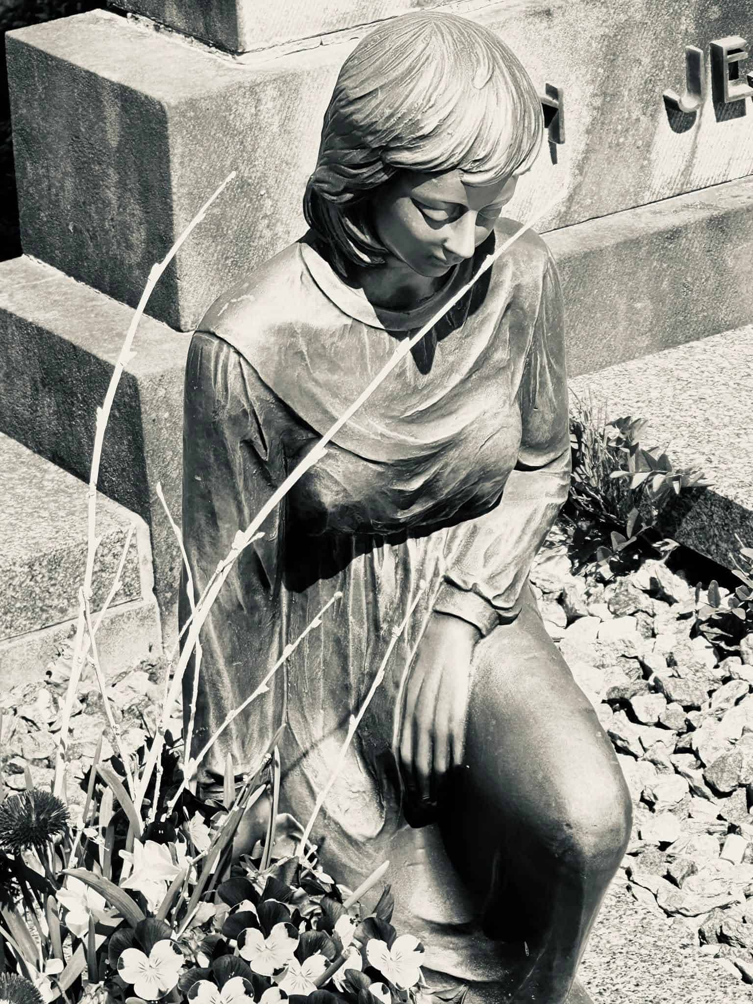 Frauenfigur – Sankt Vith (041) – Friedhof Sankt Vith. Darstellung: Frau.