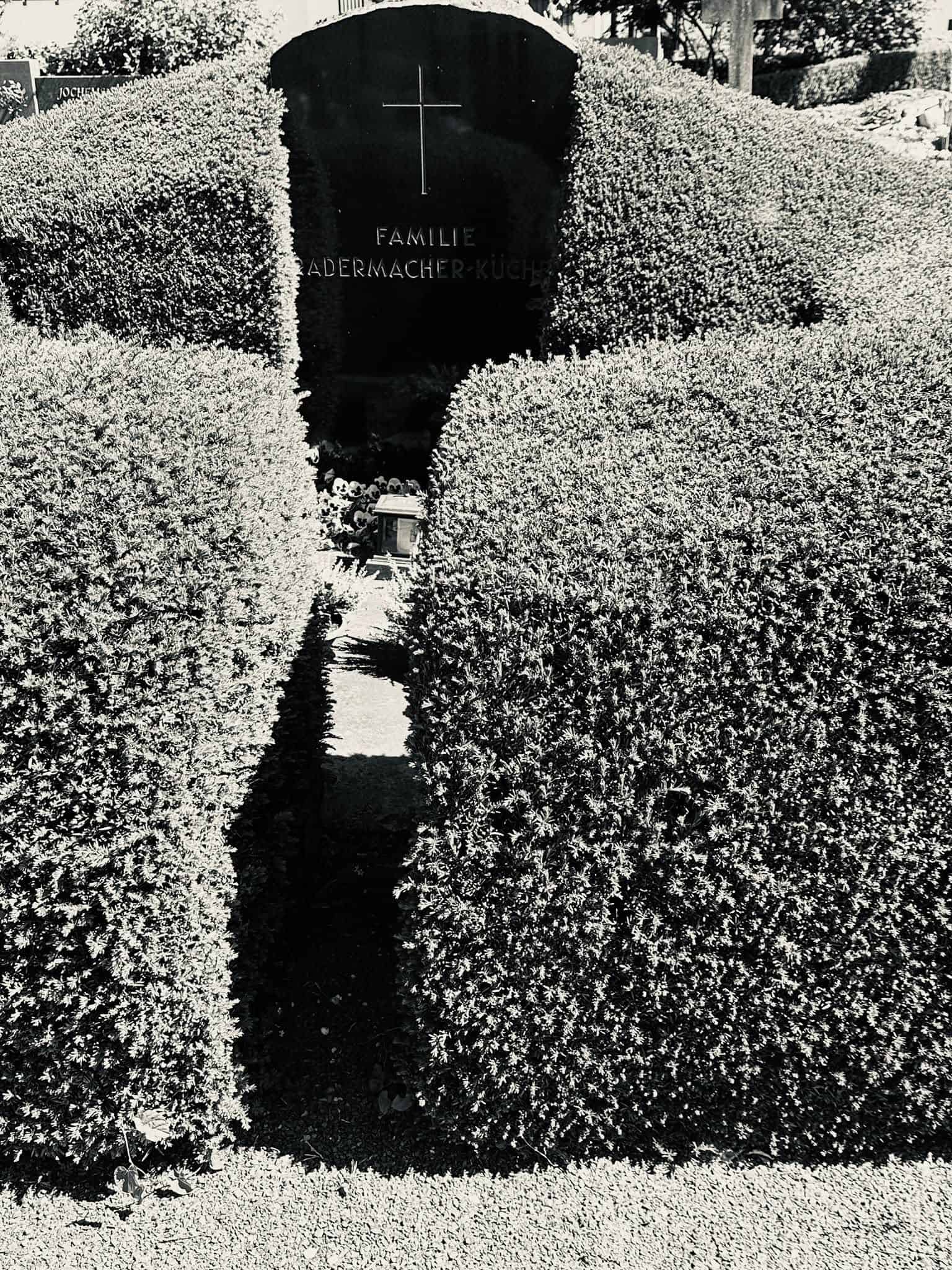 Grabmal und Detail – Sankt Vith (044) – Friedhof Sankt Vith.