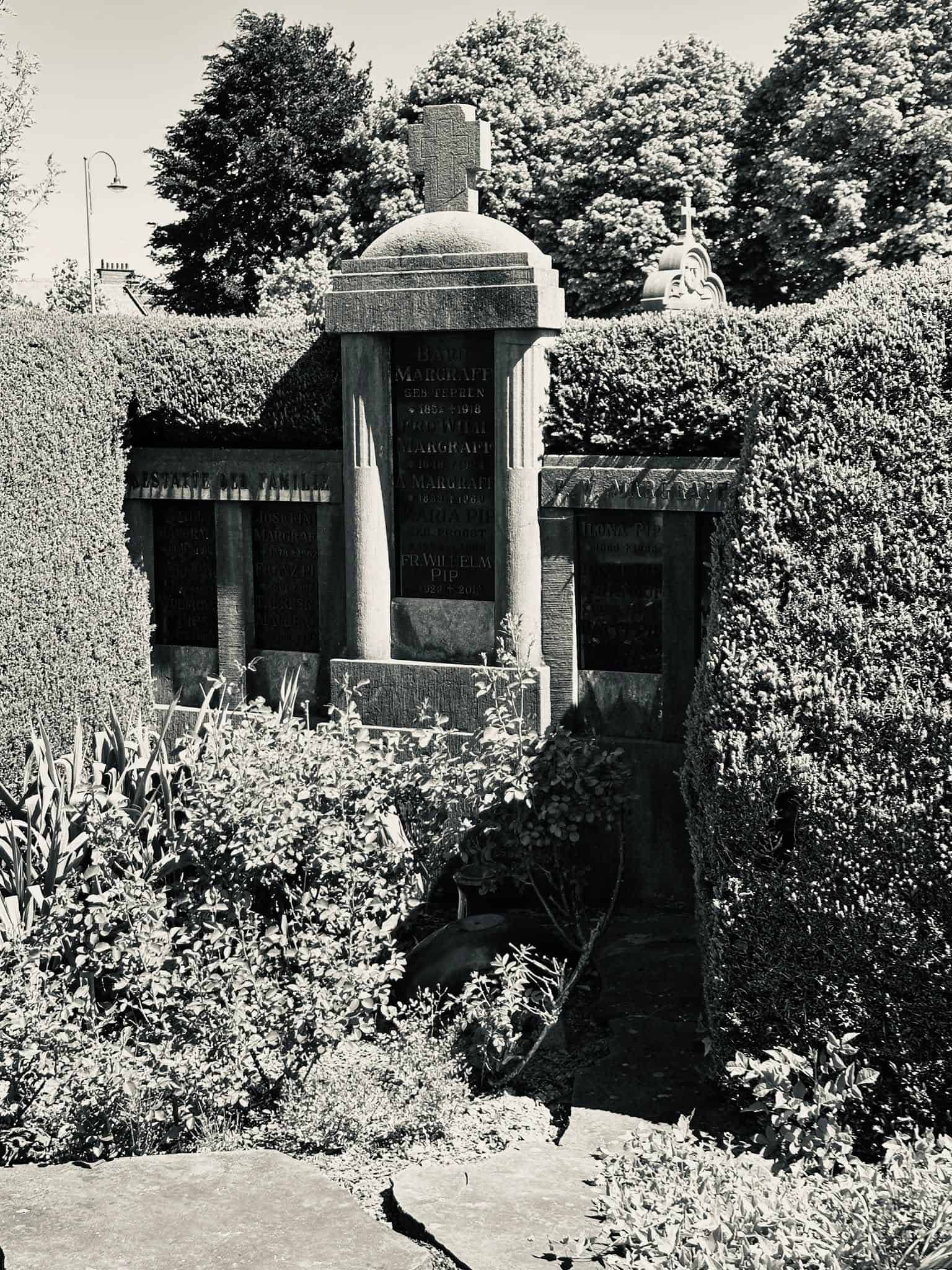 Grabmal und Detail – Sankt Vith (046) – Friedhof Sankt Vith.