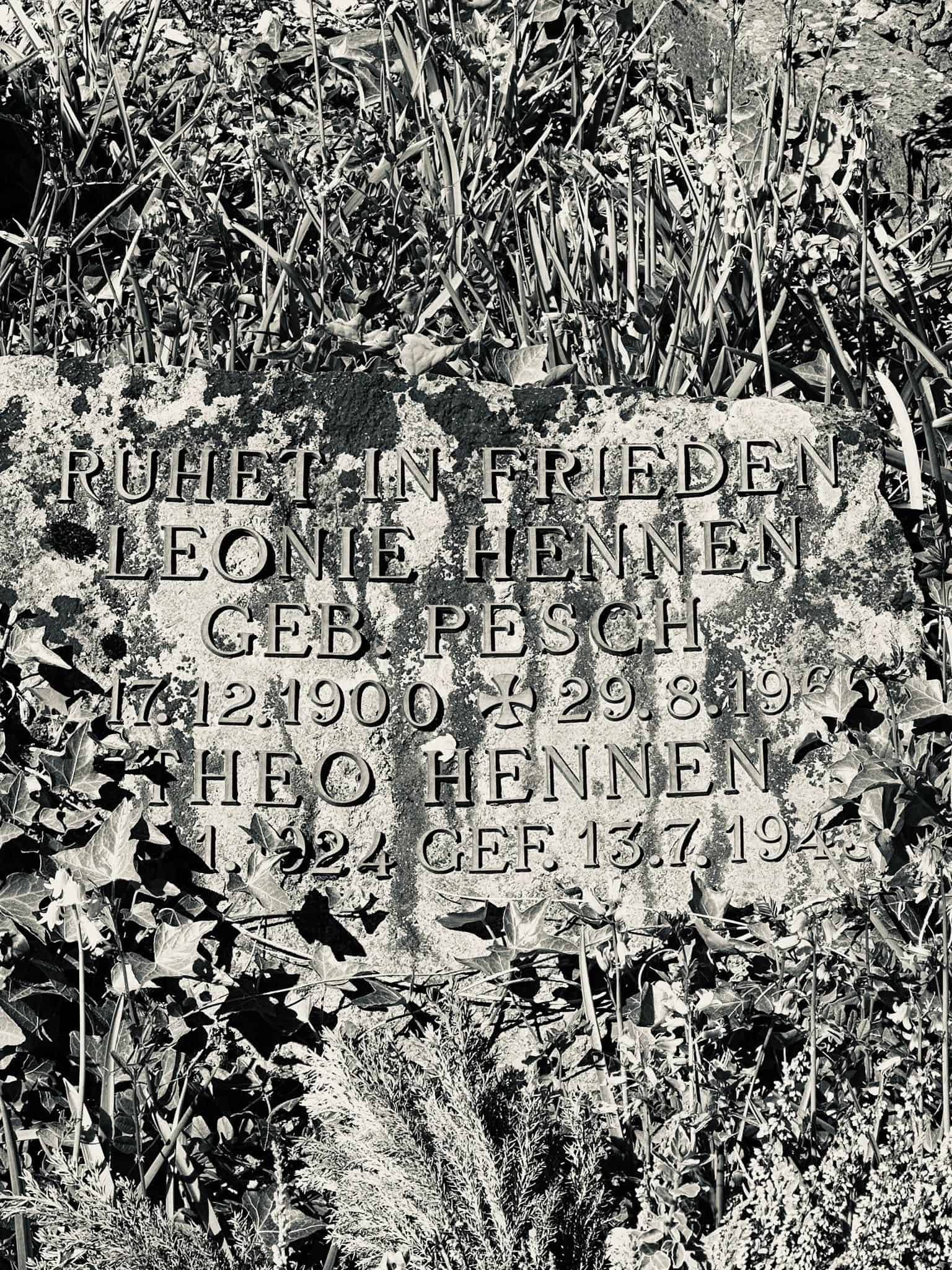 Grabmal und Detail – Sankt Vith (047) – Friedhof Sankt Vith.