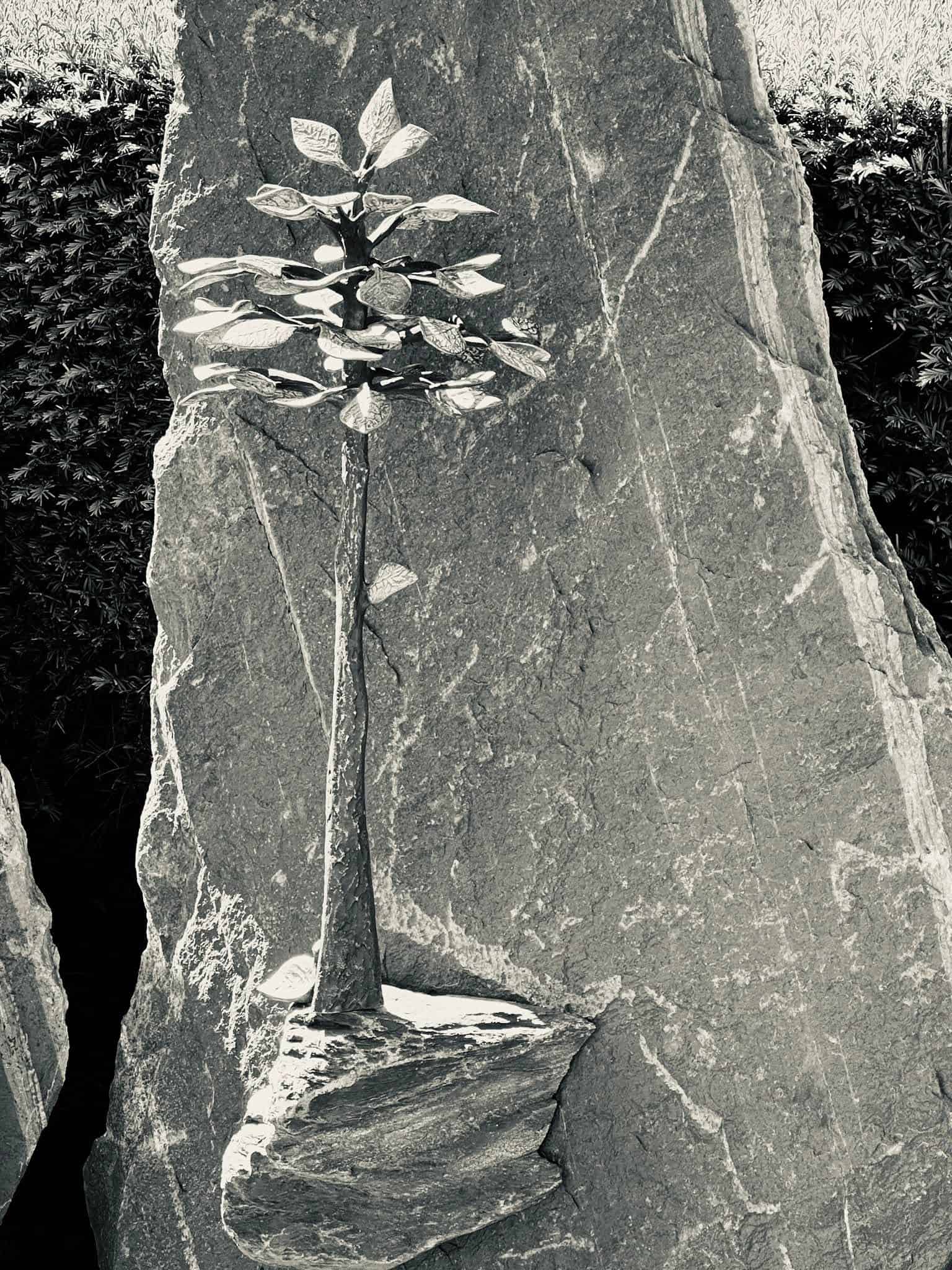 Grabmal und Detail – Sankt Vith (048) – Friedhof Sankt Vith.