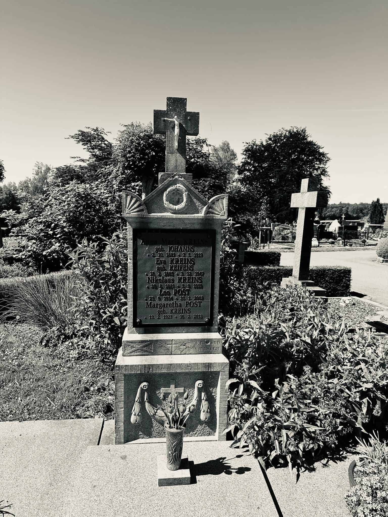 Grabmal und Detail – Sankt Vith (049) – Friedhof Sankt Vith.