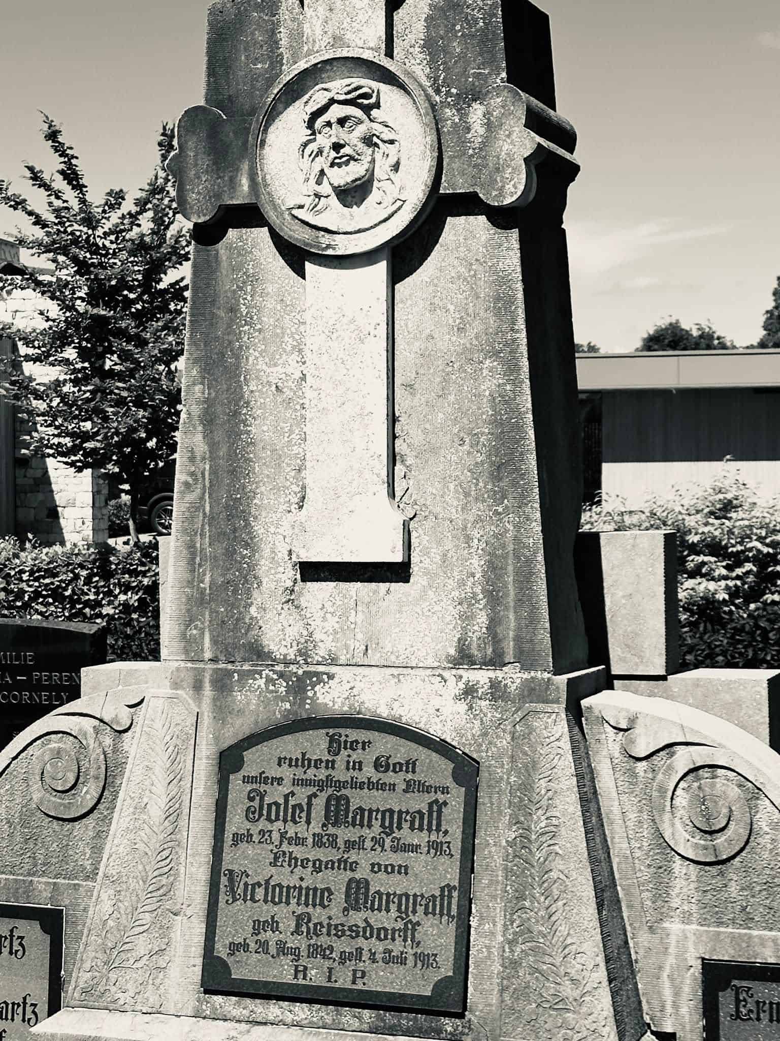 Grabmal und Detail – Sankt Vith (055) – Friedhof Sankt Vith.