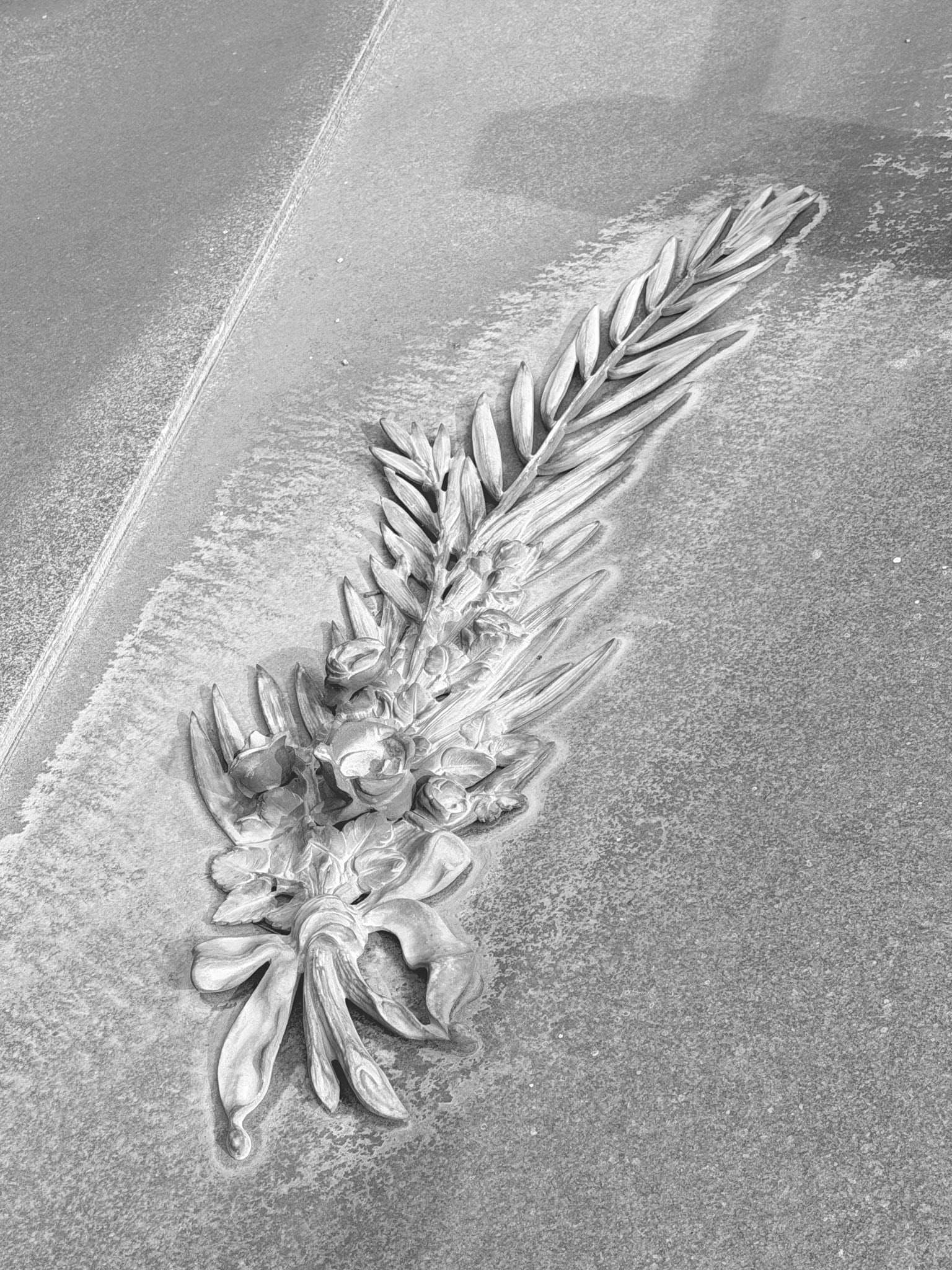 Grabmal und Detail – Ermsdorf (001) – Friedhof Ermsdorf.