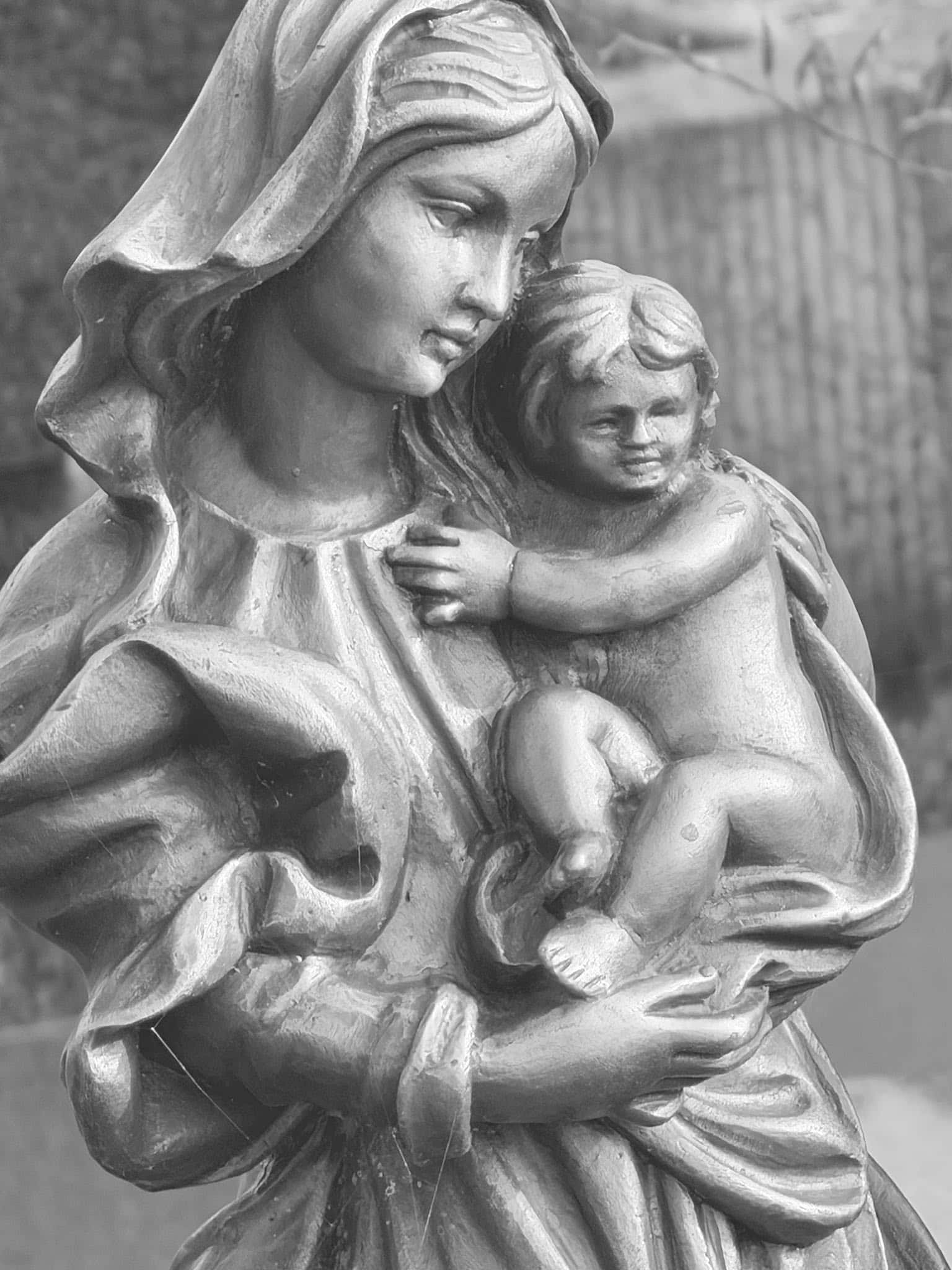 Kinderfigur – Ermsdorf (003) – Friedhof Ermsdorf. Darstellung: Kind, Frau, Maria.