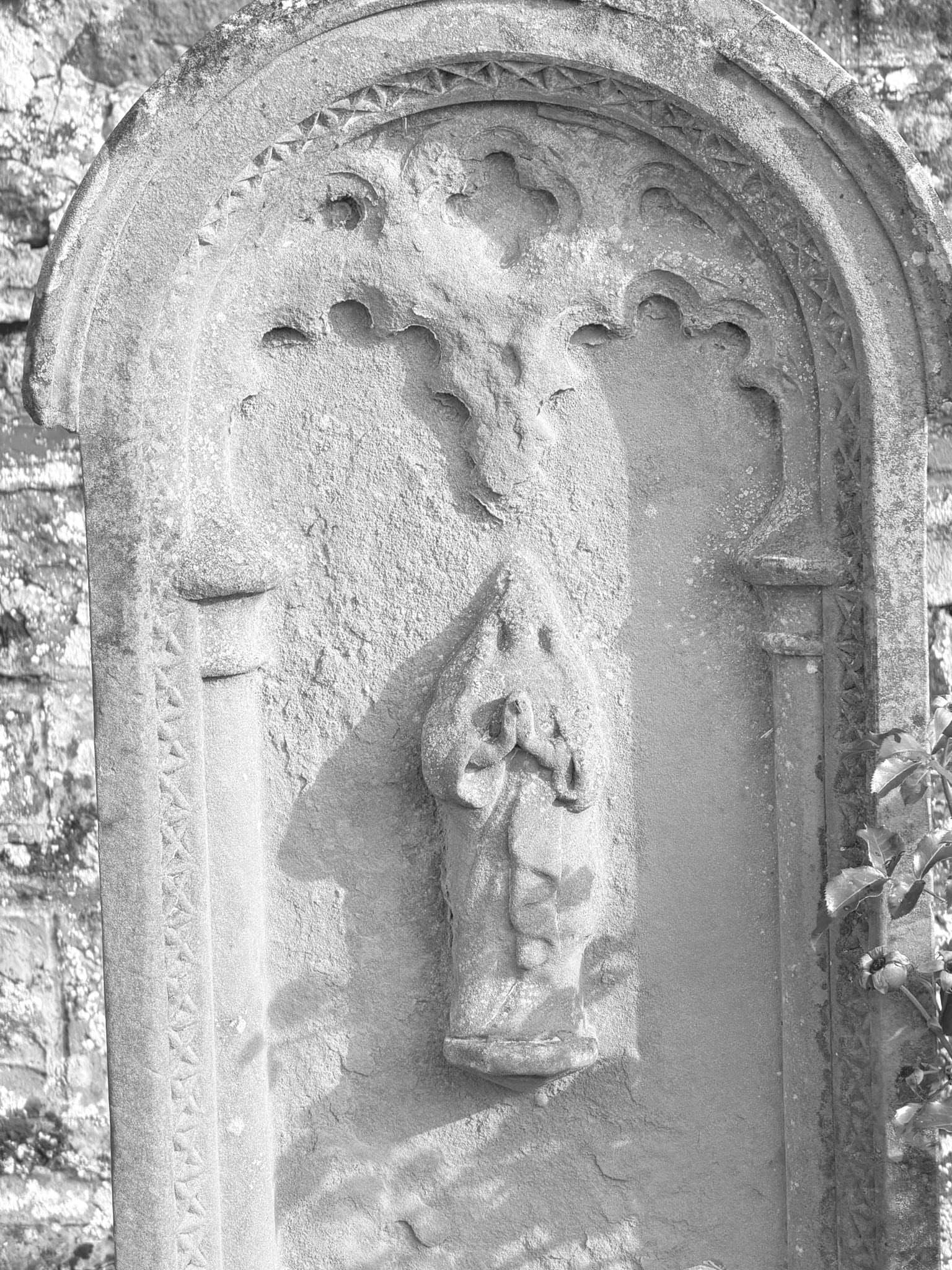 Grabmal und Detail – Ermsdorf (007) – Friedhof Ermsdorf.