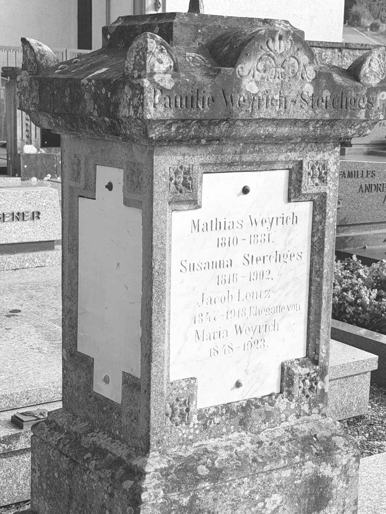 Grabmal und Detail – Ermsdorf (012) – Friedhof Ermsdorf.