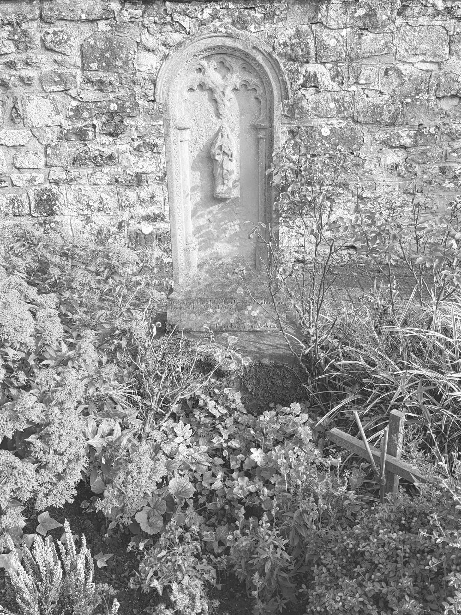 Grabmal und Detail – Ermsdorf (014) – Friedhof Ermsdorf.