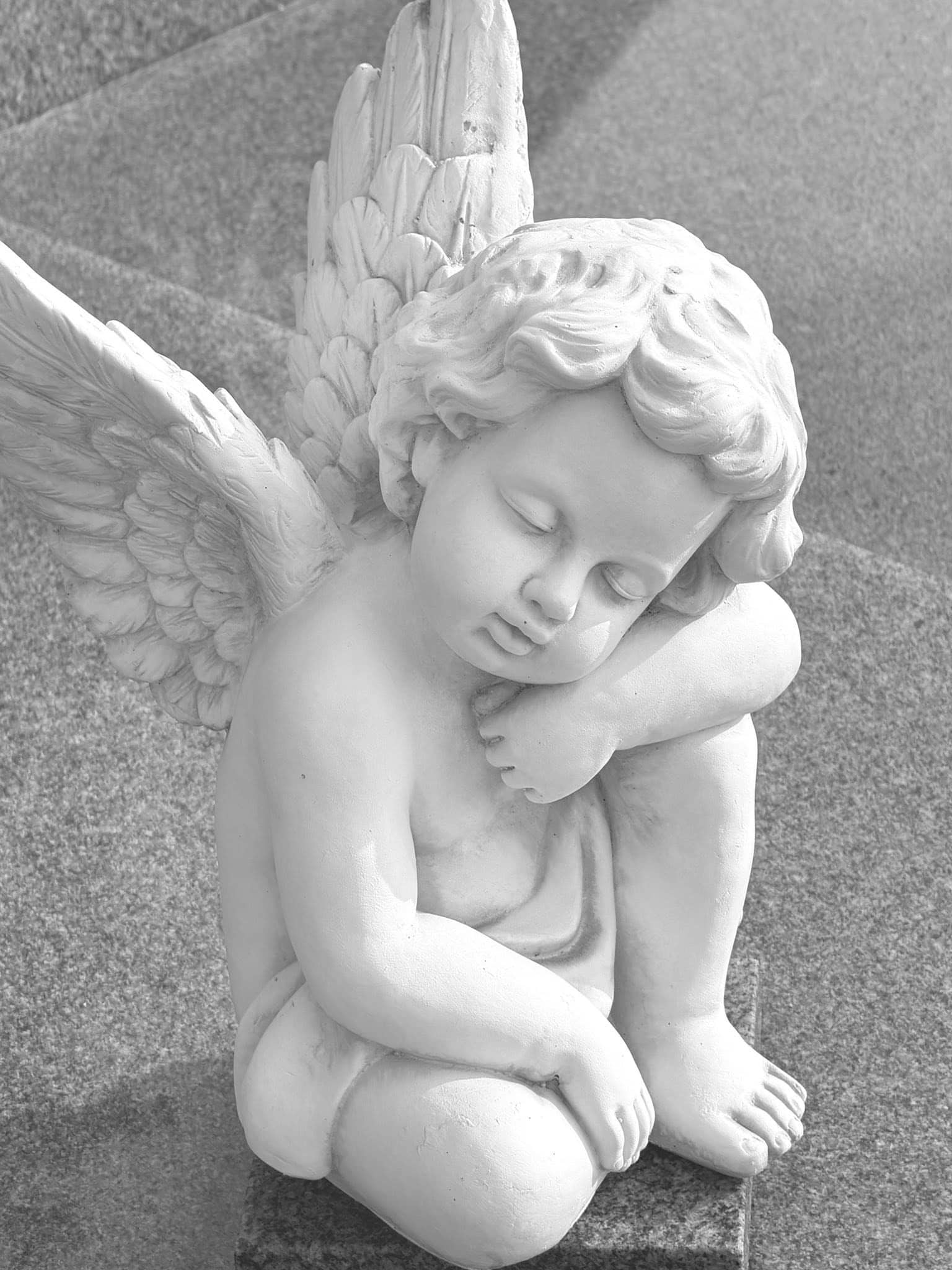 Engelsfigur – Ermsdorf (017) – Friedhof Ermsdorf. Darstellung: Kind, Engel.