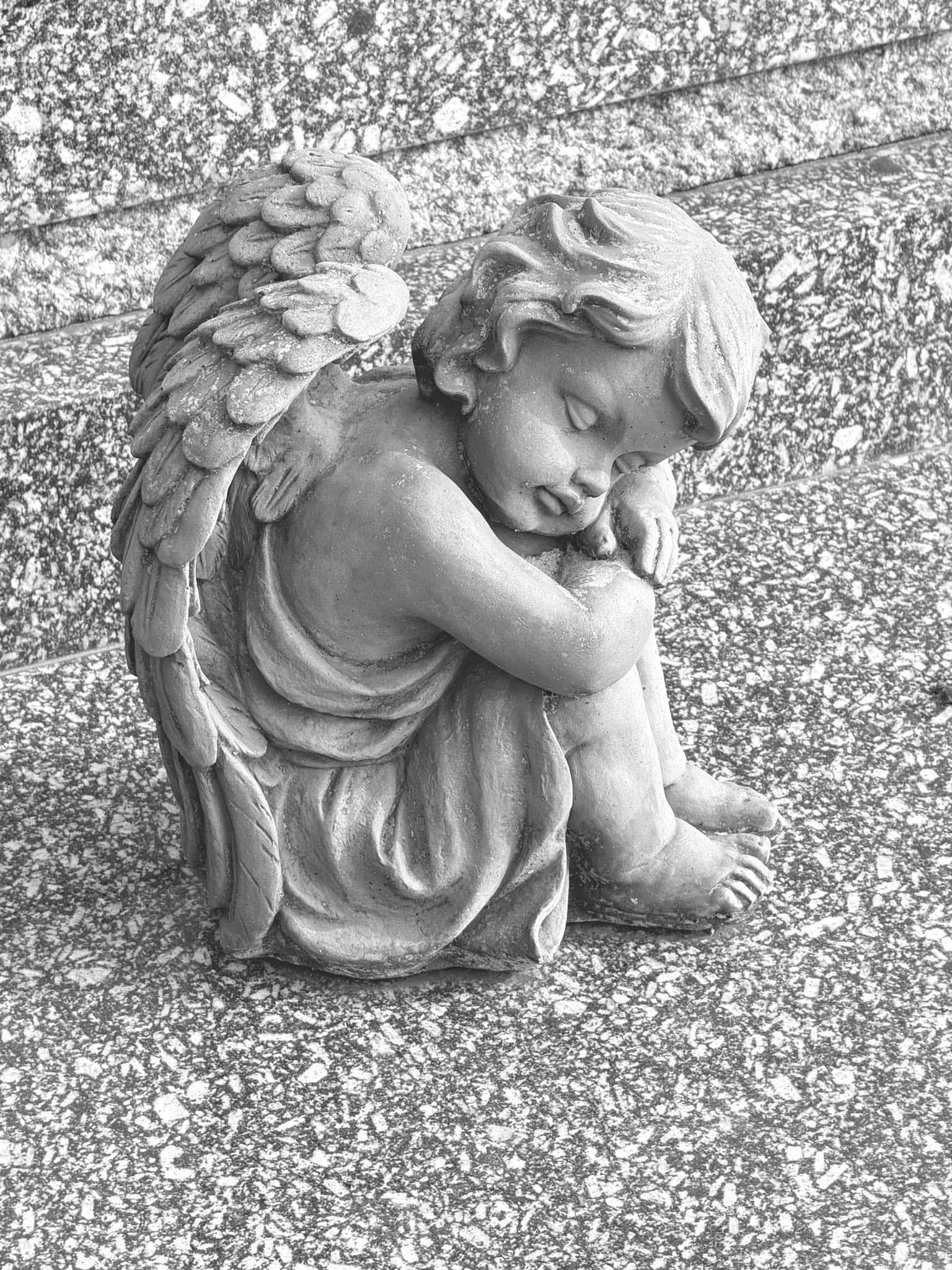 Engelsfigur – Ermsdorf (020) – Friedhof Ermsdorf. Darstellung: Kind, Engel.