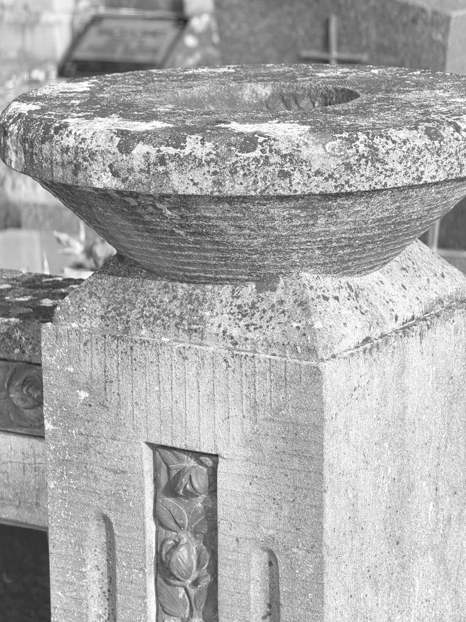 Grabmal und Detail – Ermsdorf (021) – Friedhof Ermsdorf.