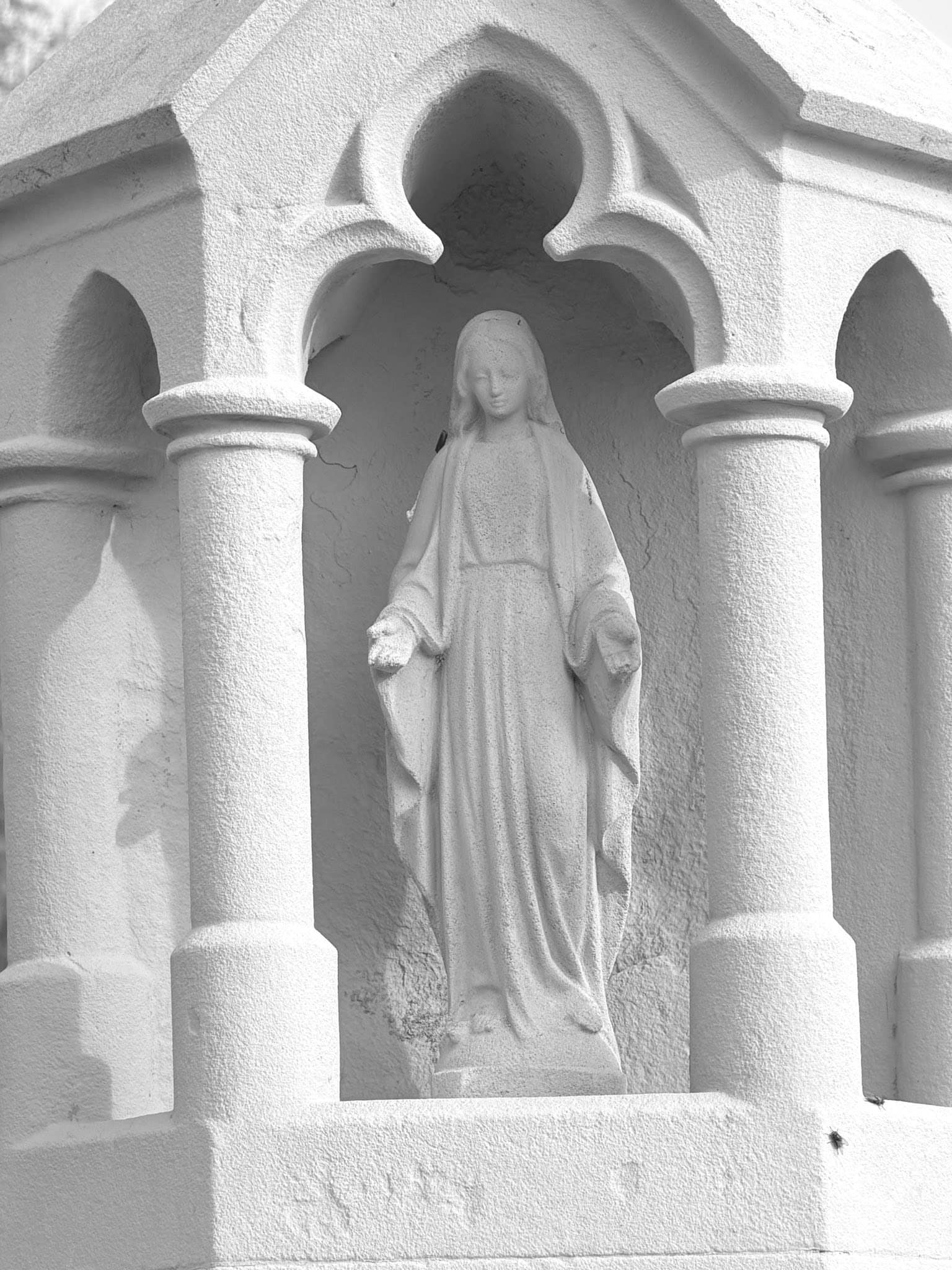 Frauenfigur – Ermsdorf (022) – Friedhof Ermsdorf. Darstellung: Frau, Maria.