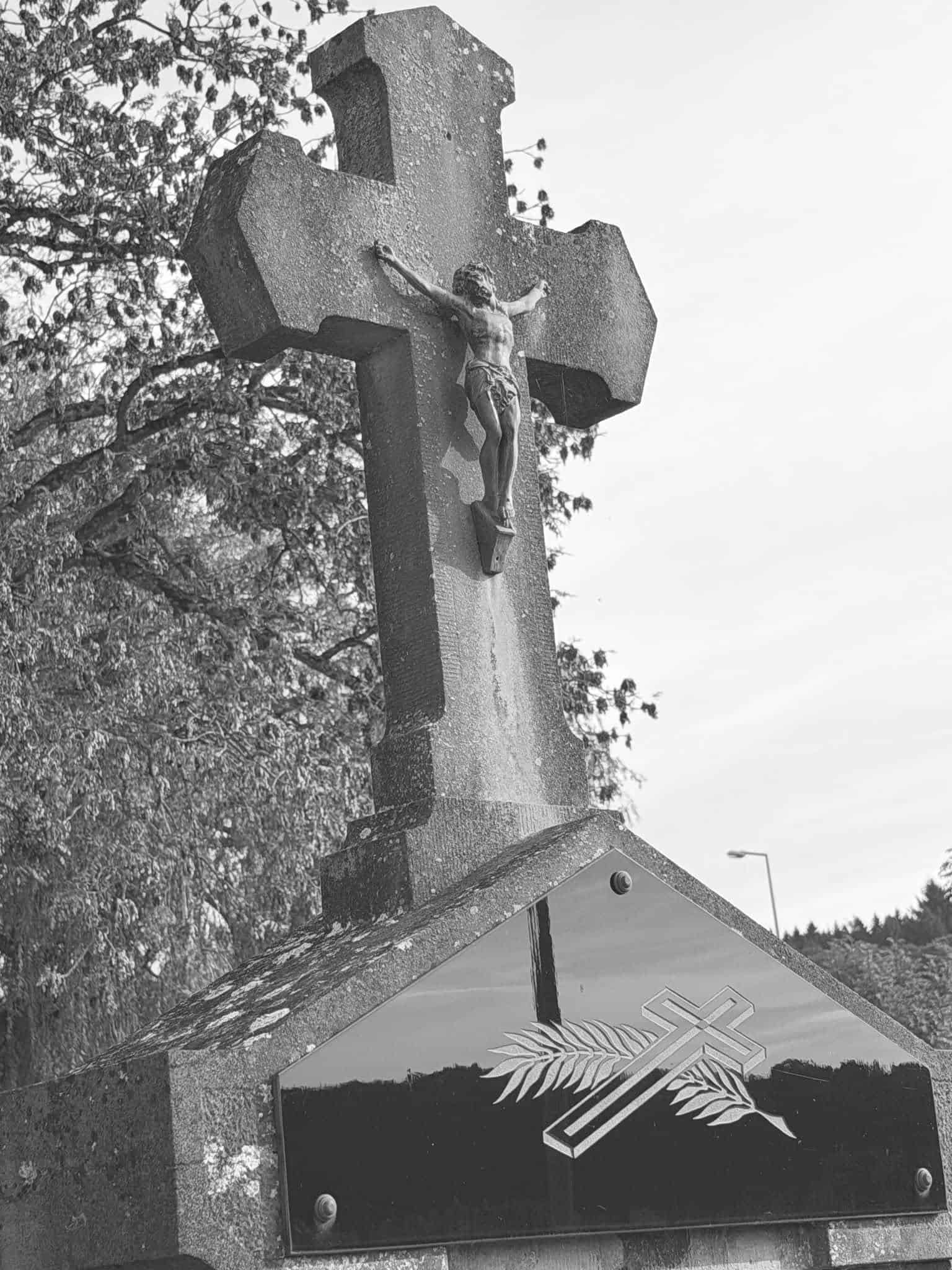 Christusdarstellung – Ermsdorf (023) – Friedhof Ermsdorf. Darstellung: Christus.