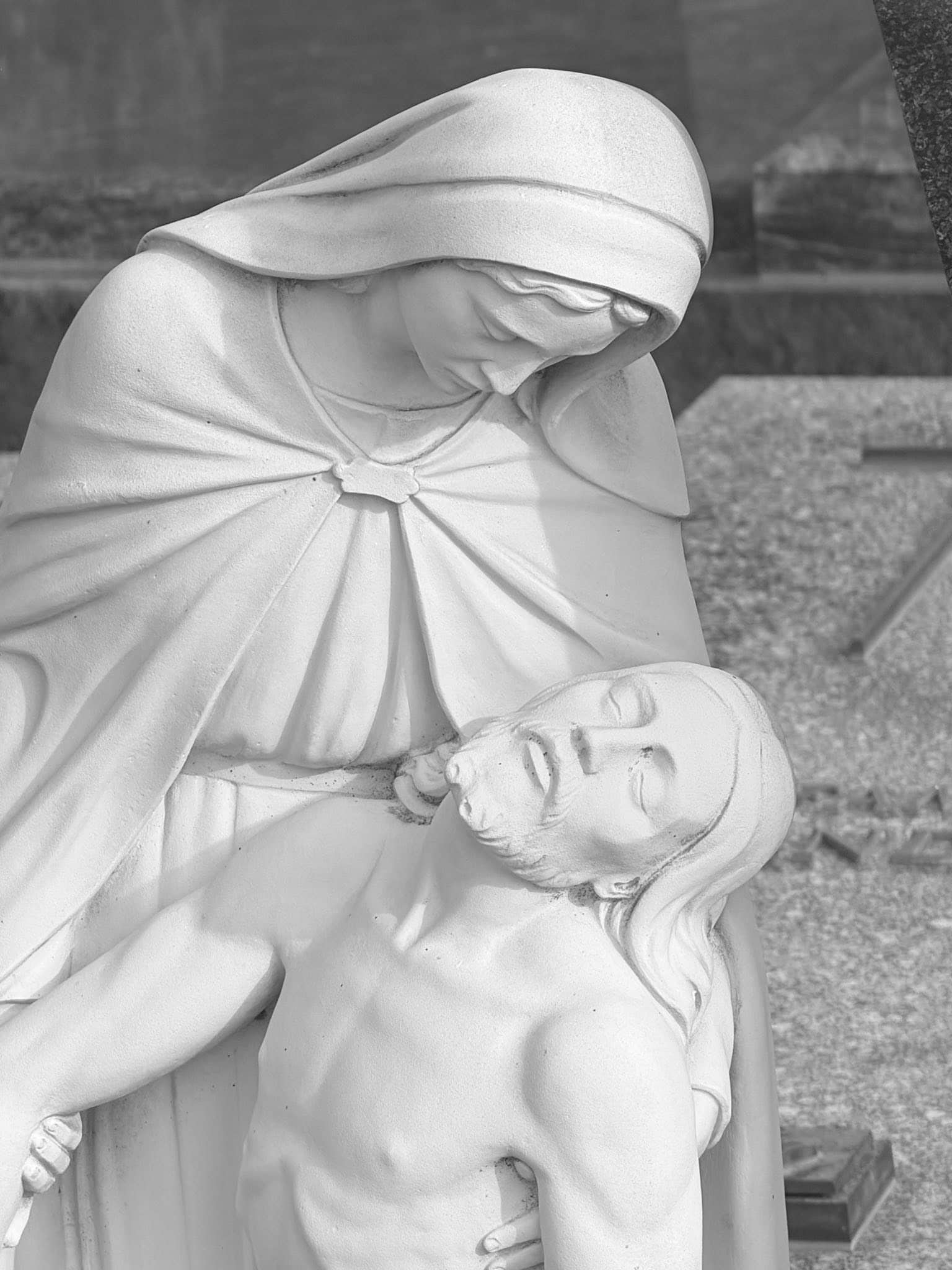 Kinderfigur – Ermsdorf (024) – Friedhof Ermsdorf. Darstellung: Kind, Frau, Maria.