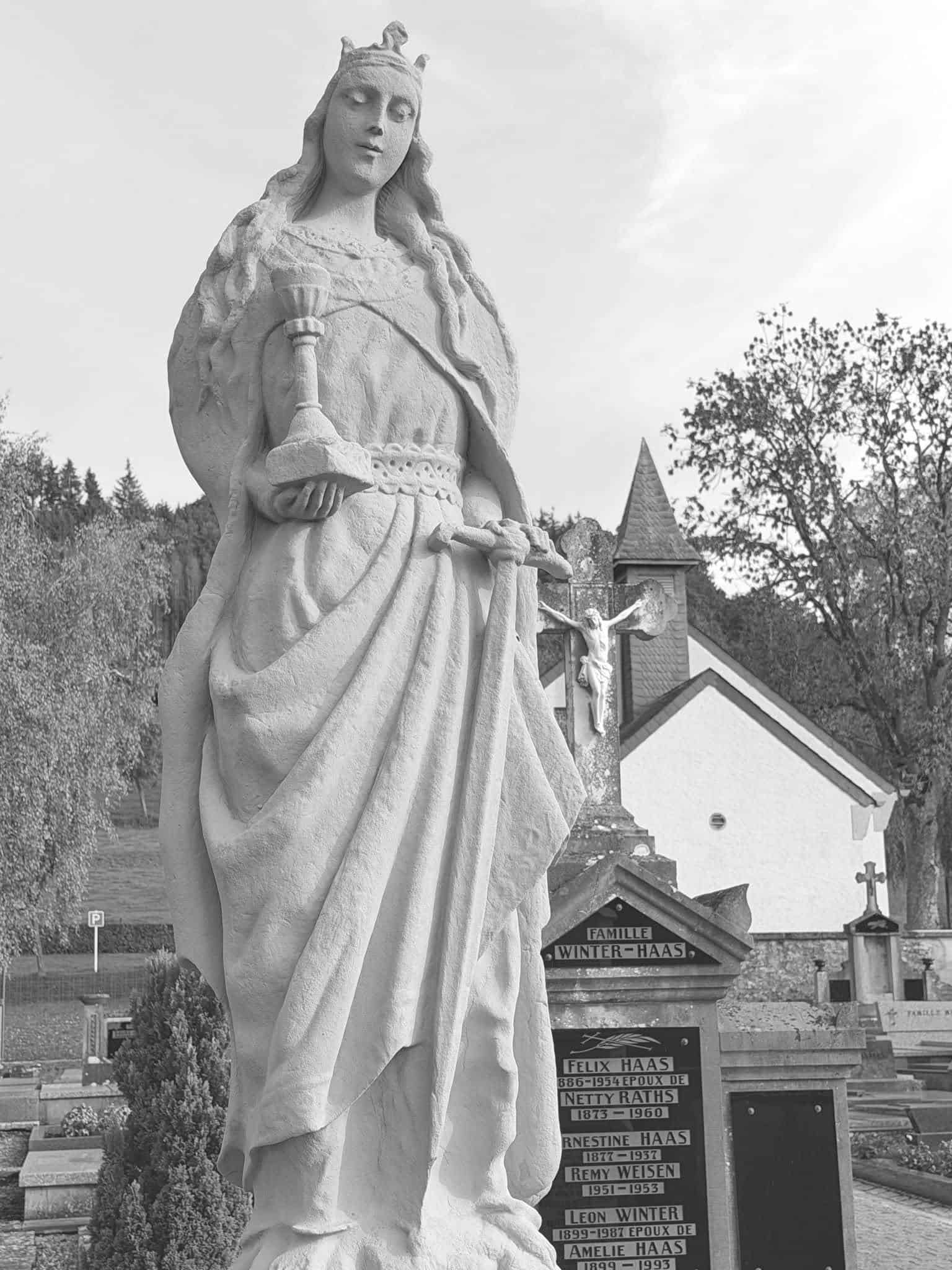 Frauenfigur – Ermsdorf (027) – Friedhof Ermsdorf. Darstellung: Frau, Maria.