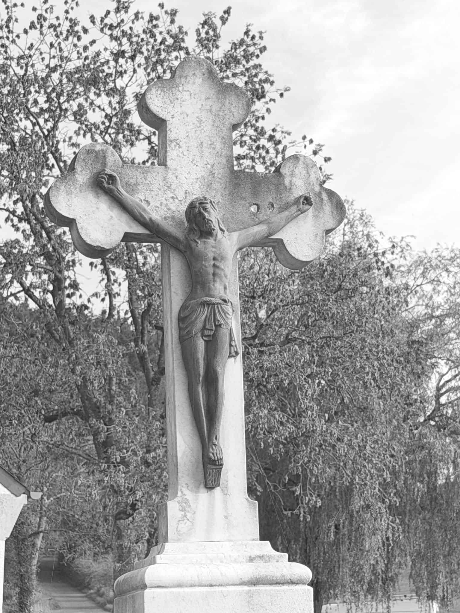 Christusdarstellung – Ermsdorf (028) – Friedhof Ermsdorf. Darstellung: Christus.