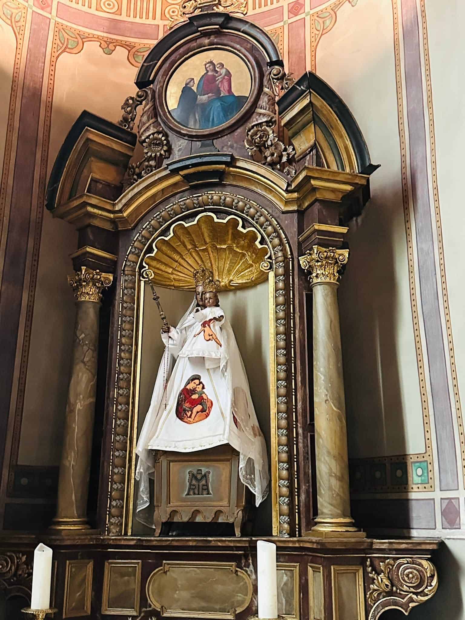 Marien-Seitenaltar mit Figurennische in Église Saint-Donat (Larochette) – Fotoansicht 1.