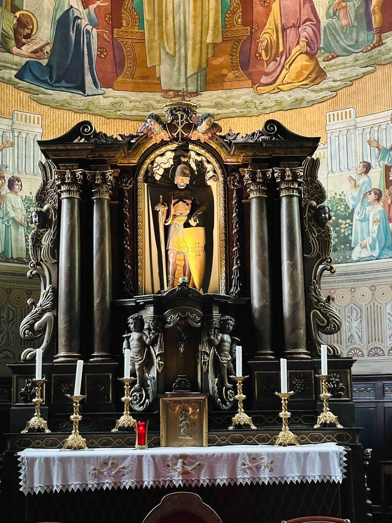 Hochaltar mit geschnitztem Retabel in Église Saint-Donat (Larochette) – Fotoansicht 1.