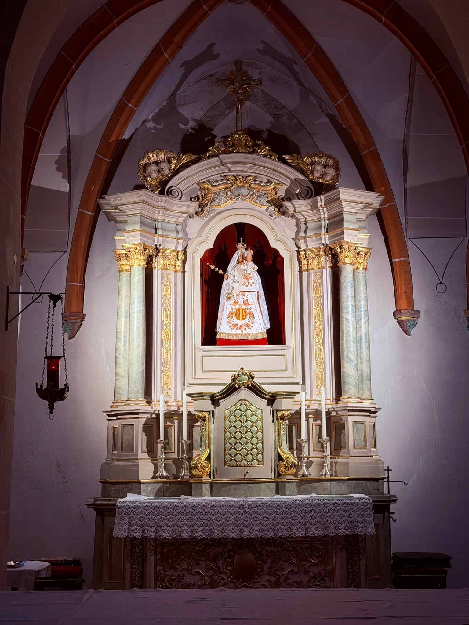Seitenaltar mit Marienfigur in Liebfrauenkirche (Bitburg) – Fotoansicht 1.