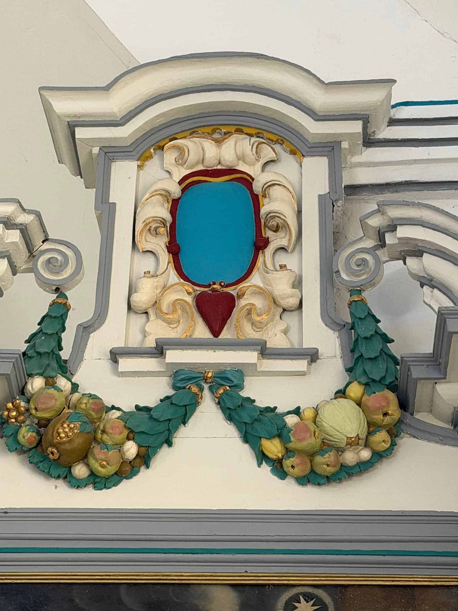 Seitenaltar mit Figurennische in Kapelle Unserer Lieben Frau vom Guten Verhalten (Bastogne) – Fotoansicht 1.