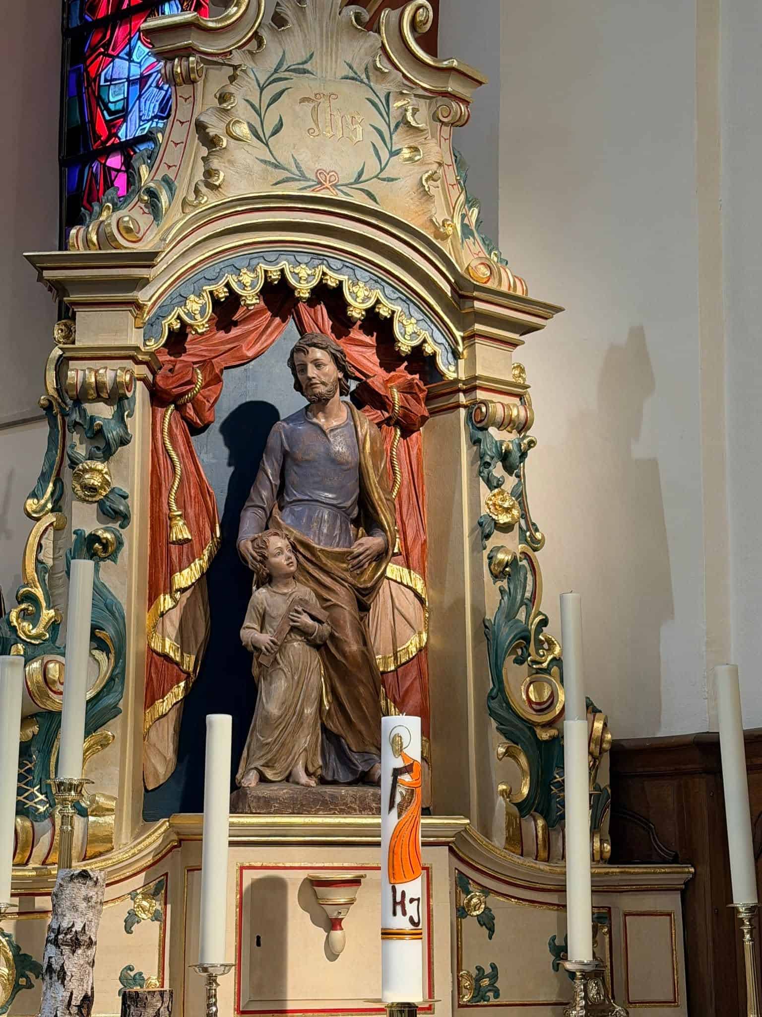 Seitenaltar mit Josephsfigur in Kirche St. Peter und Paul (Grosbous) – Fotoansicht 1.
