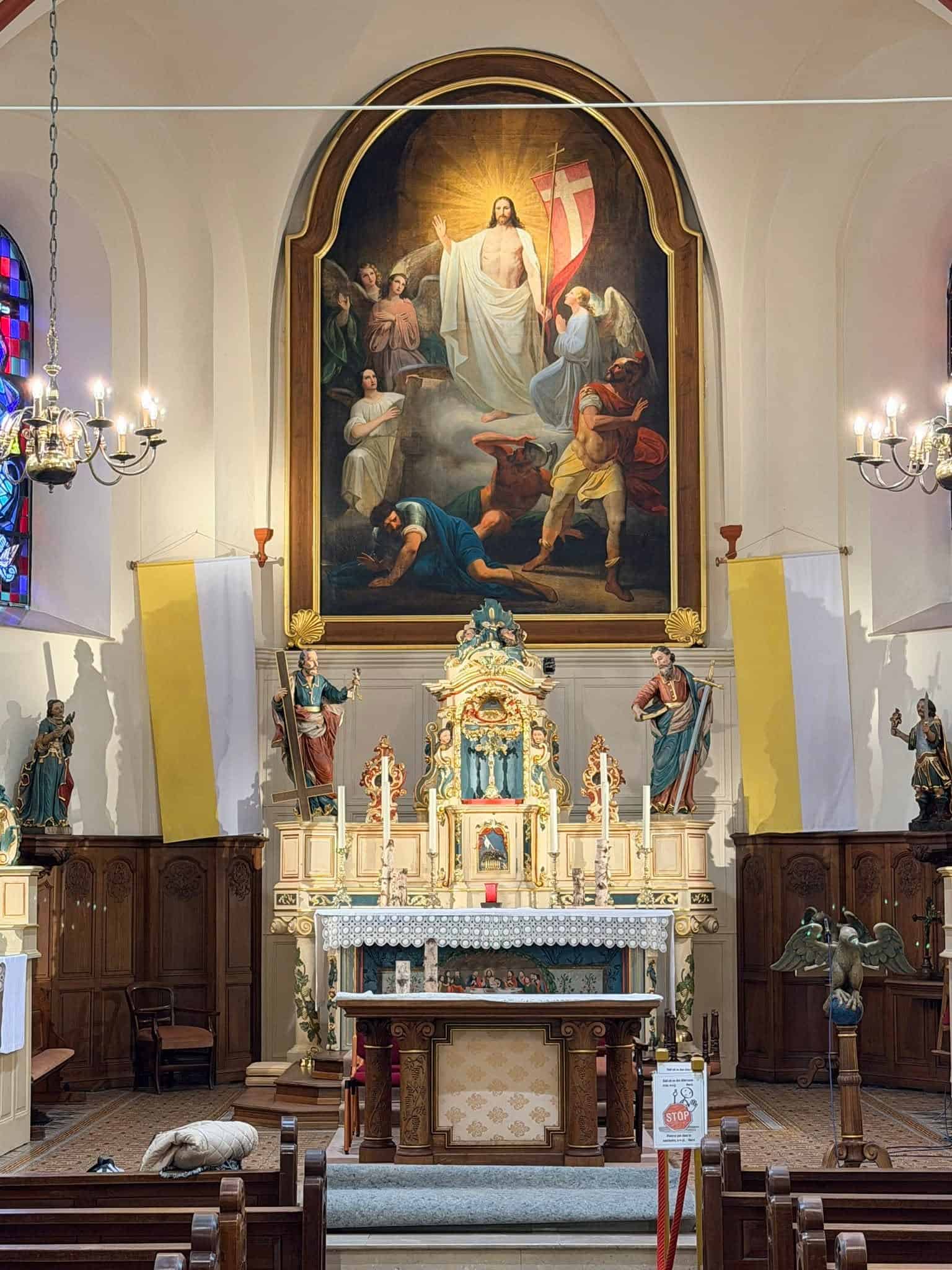 Hochaltar mit Auferstehungsgemälde in Kirche St. Peter und Paul (Grosbous) – Fotoansicht 1.