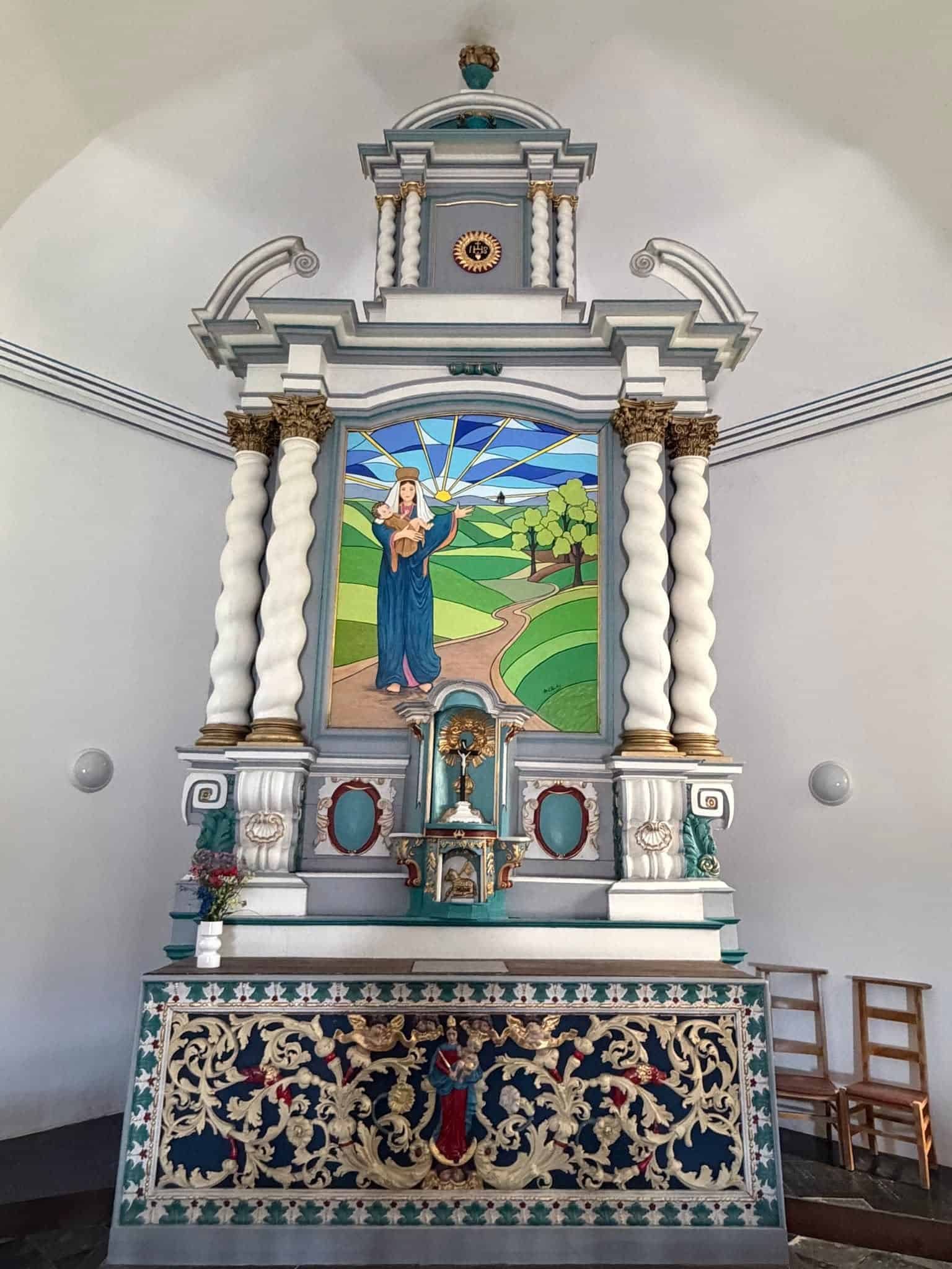 Hochaltar mit farbig gefasstem Retabel in Kapelle Unserer Lieben Frau vom Guten Verhalten (Bastogne) – Fotoansicht 1.