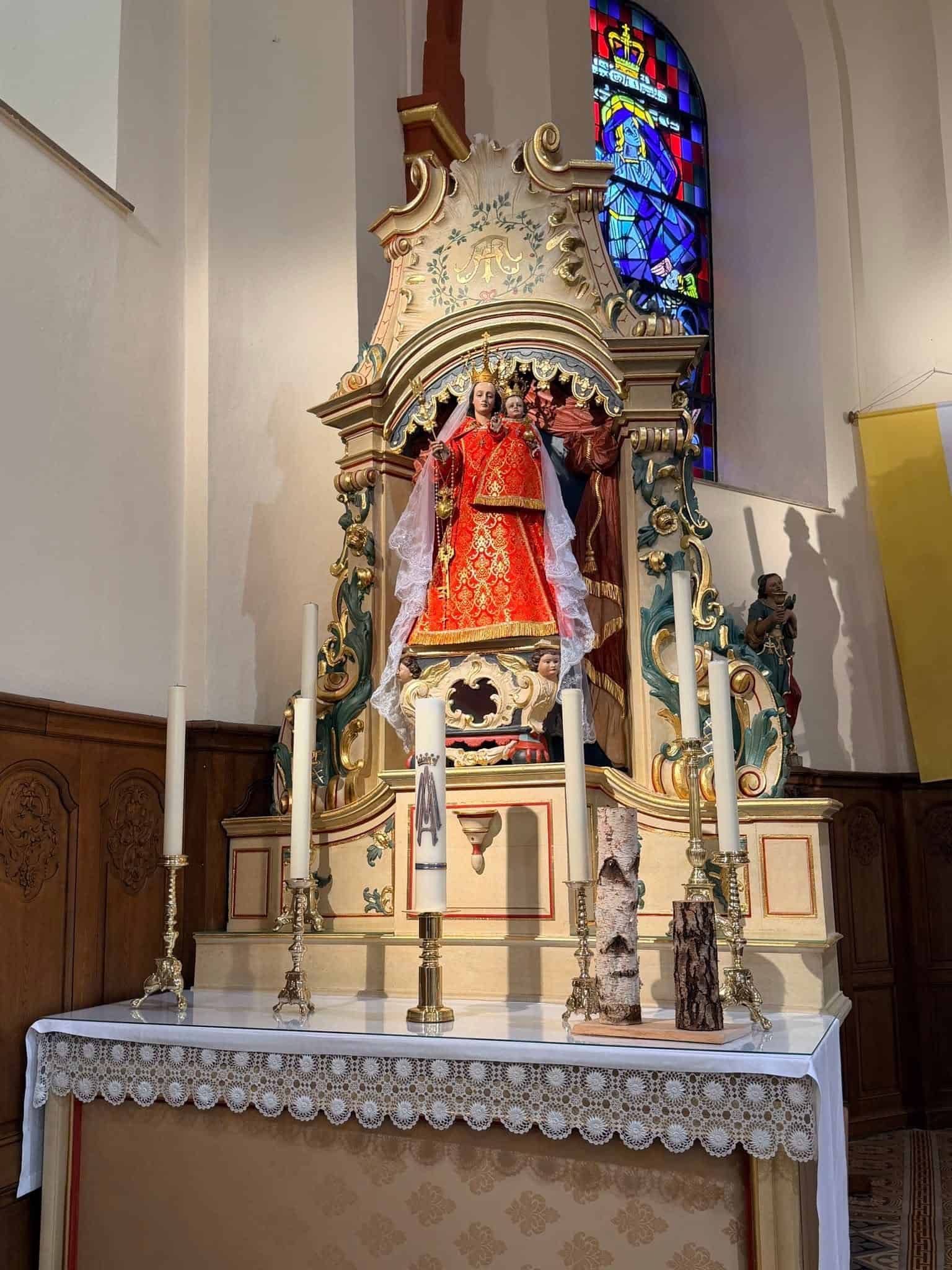 Seitenaltar mit farbig gefasster Marienfigur in Kirche St. Peter und Paul (Grosbous) – Fotoansicht 1.