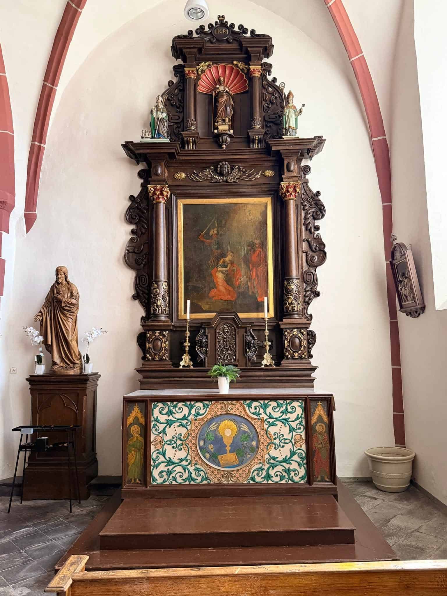 Seitenaltar mit Gemälde und Retabel in Pfarrkirche Mariä Himmelfahrt (Neundorf) – Fotoansicht 1.