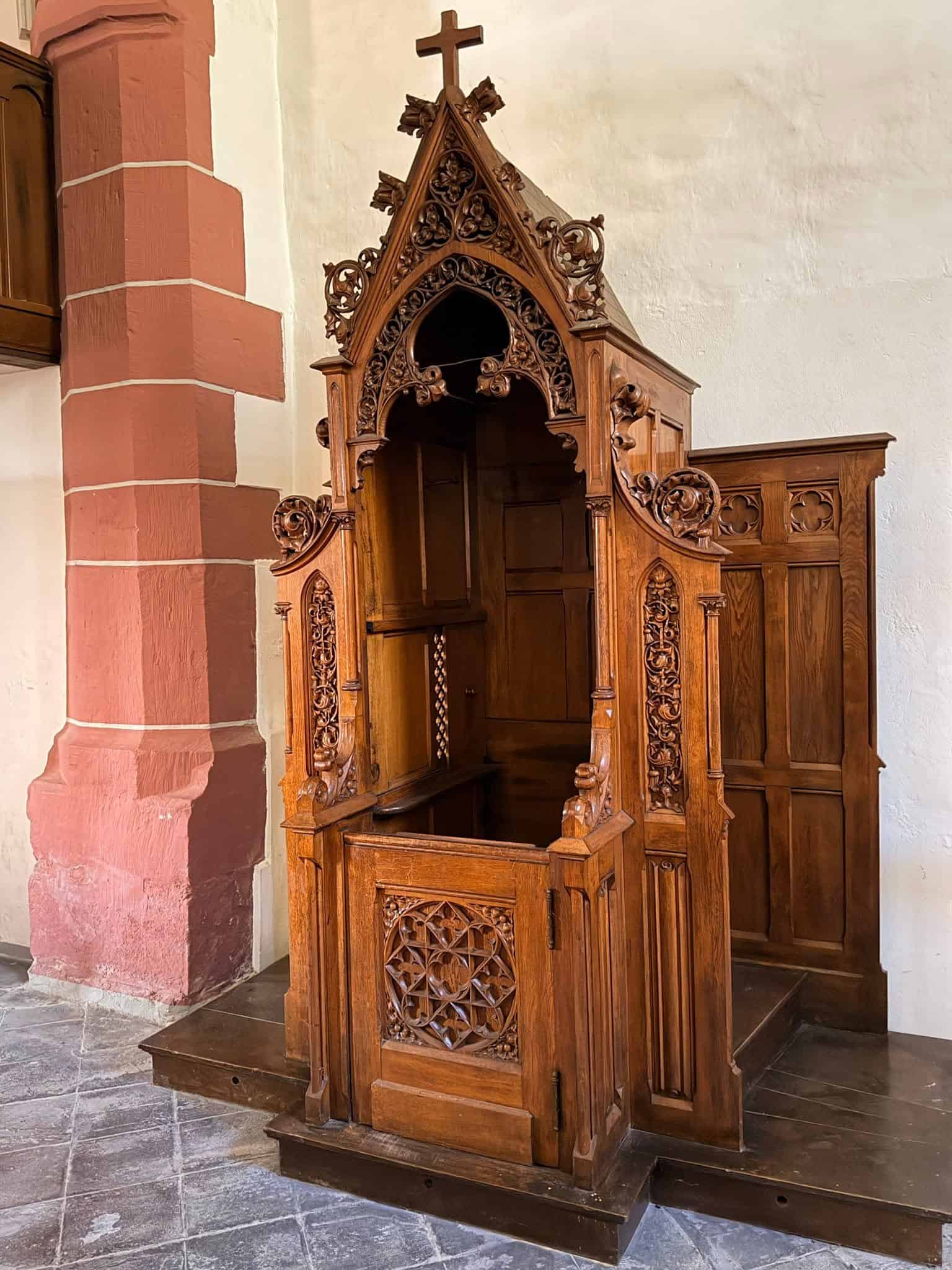 Geschnitzter Beichtstuhl – Mariä Himmelfahrt, Neundorf