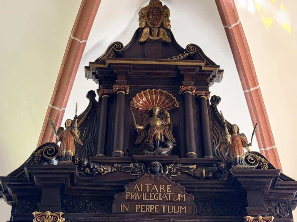 Hochaltar mit geschnitztem Retabel in Pfarrkirche Mariä Himmelfahrt (Neundorf) – Fotoansicht 1.