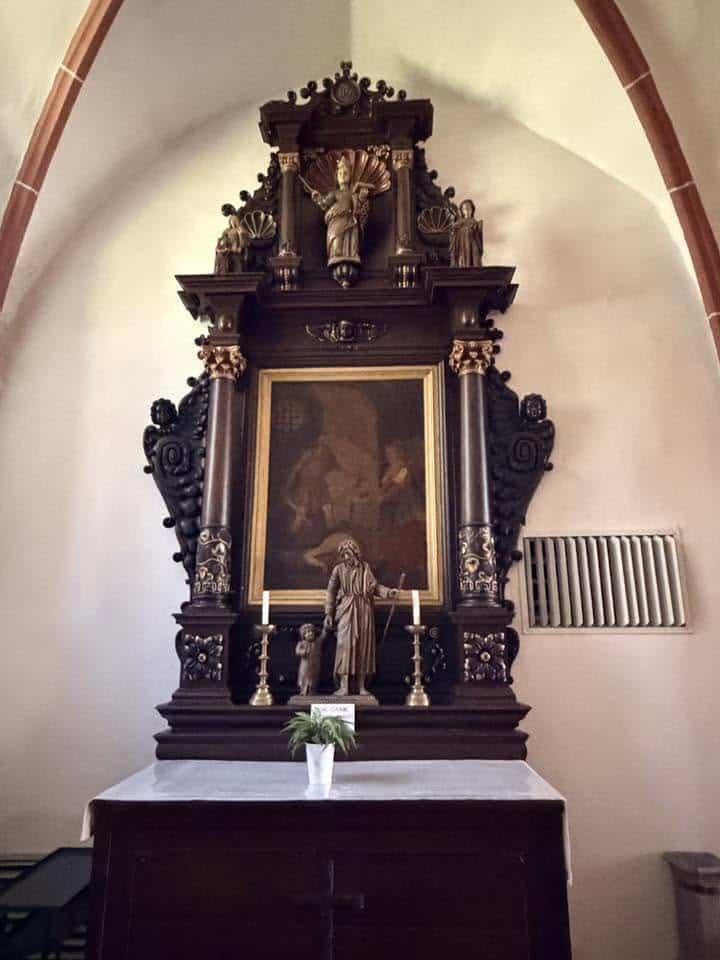 Seitenaltar mit Madonnenfigur in Pfarrkirche Mariä Himmelfahrt (Neundorf) – Fotoansicht 1.