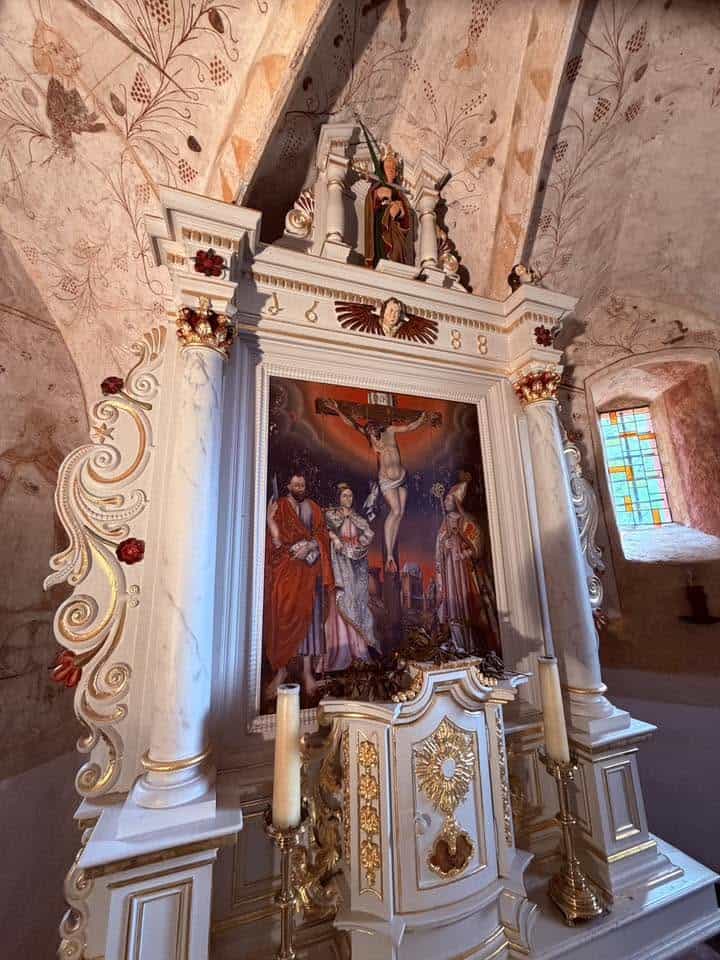 Altar mit Kreuzigungsdarstellung in Kapelle St. Bartholomäus (Wiesenbach) – Fotoansicht 1.