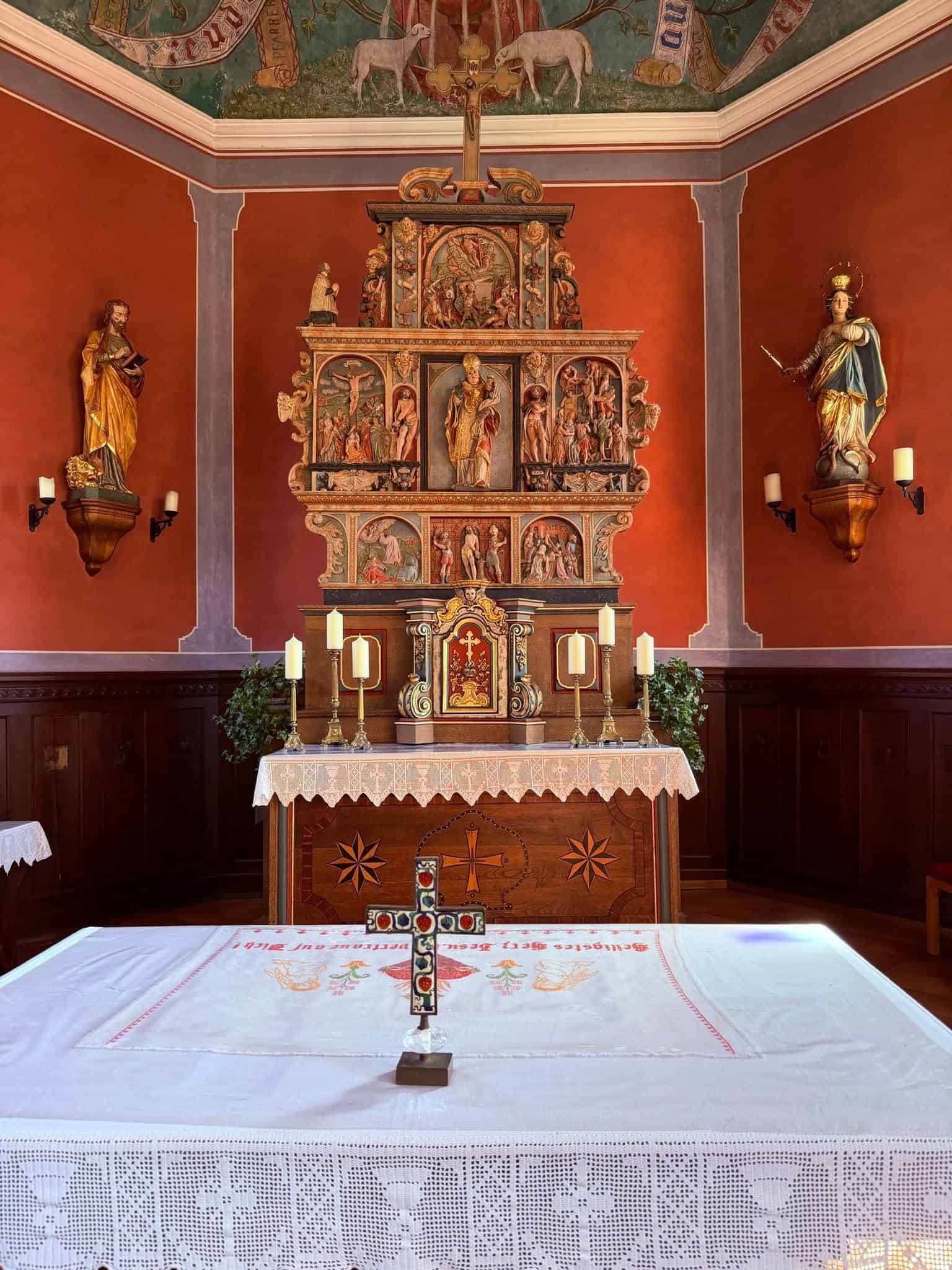 Hochaltar mit geschnitztem Figurenretabel in St. Nikolaus (Binscheid) – Fotoansicht 1.