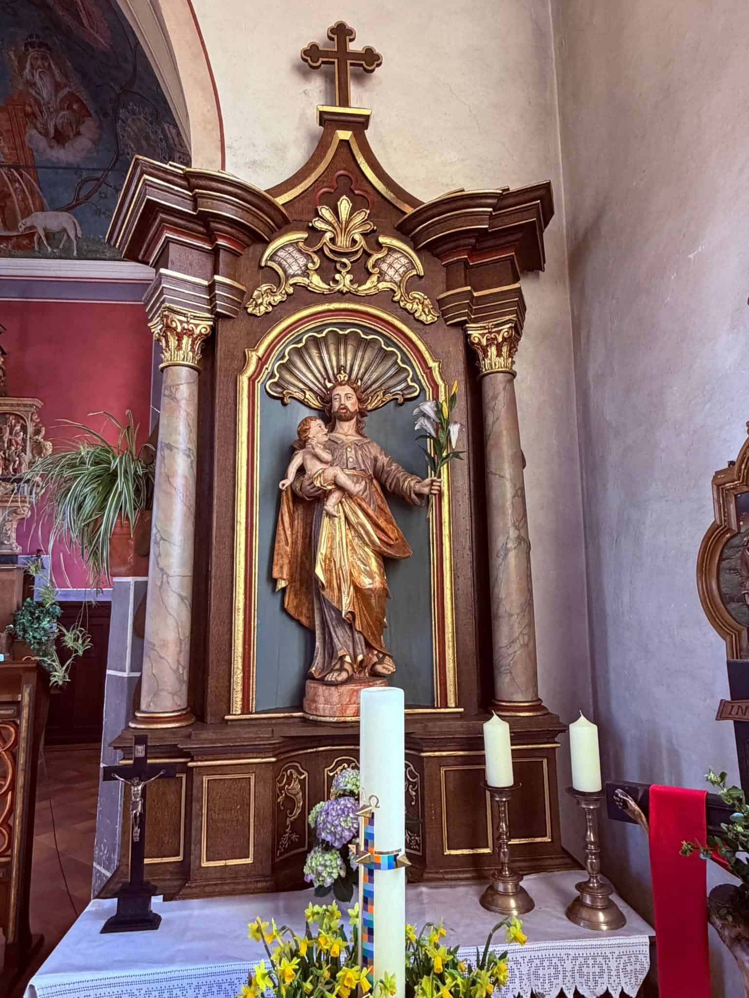 Seitenaltar mit Heiliger-Familie-Figur in St. Nikolaus (Binscheid) – Fotoansicht 1.