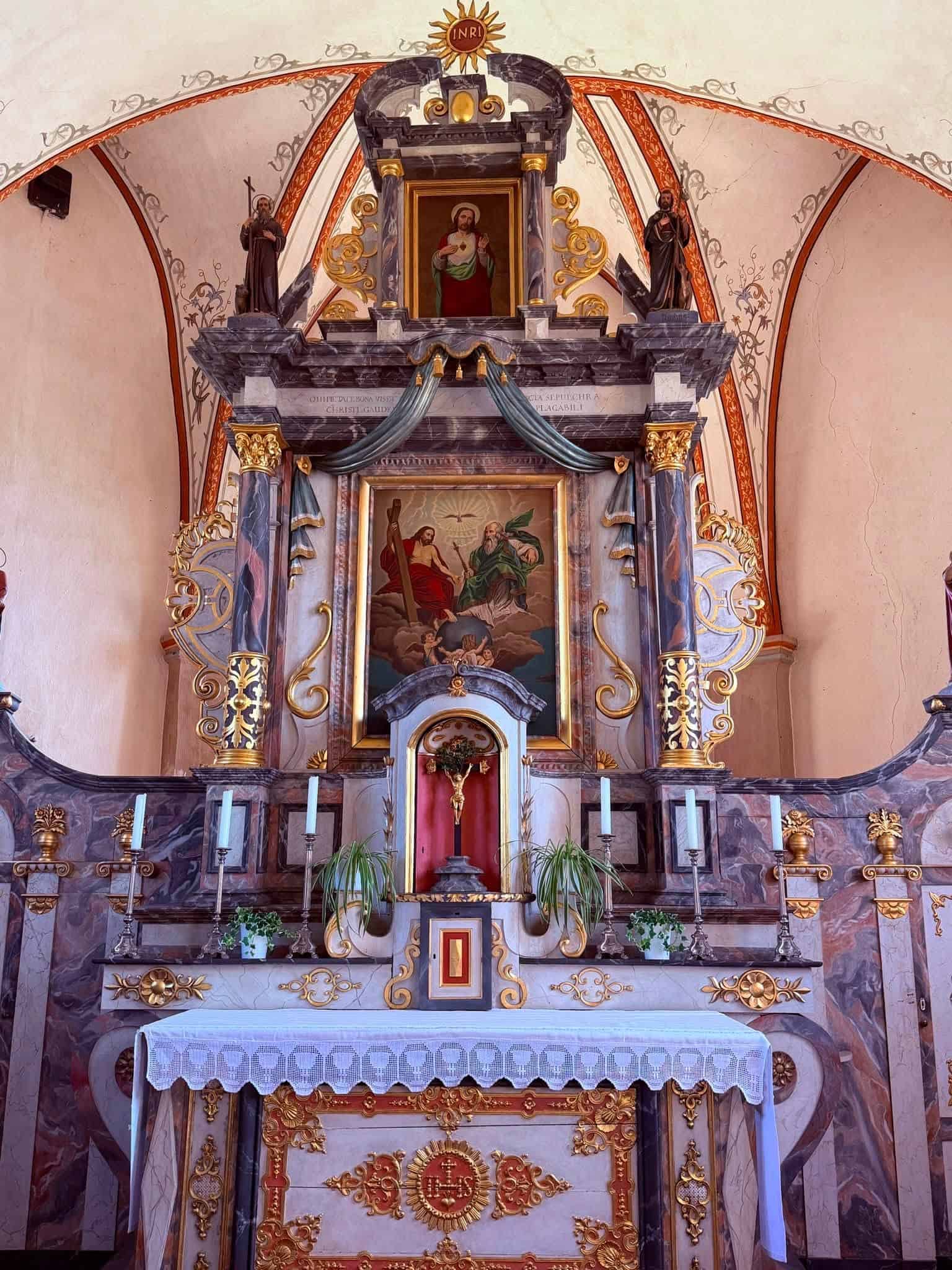 Hochaltar mit Gemälde und Säulenretabel in St. Johannes (Sevenig) – Fotoansicht 1.