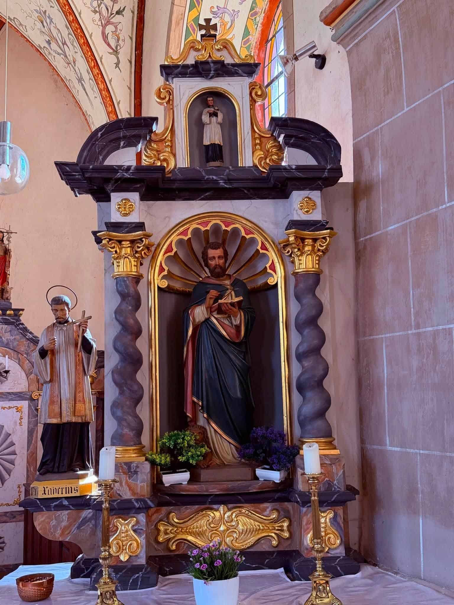 Seitenaltar mit Heiligenfigur in St. Johannes (Sevenig) – Fotoansicht 1.