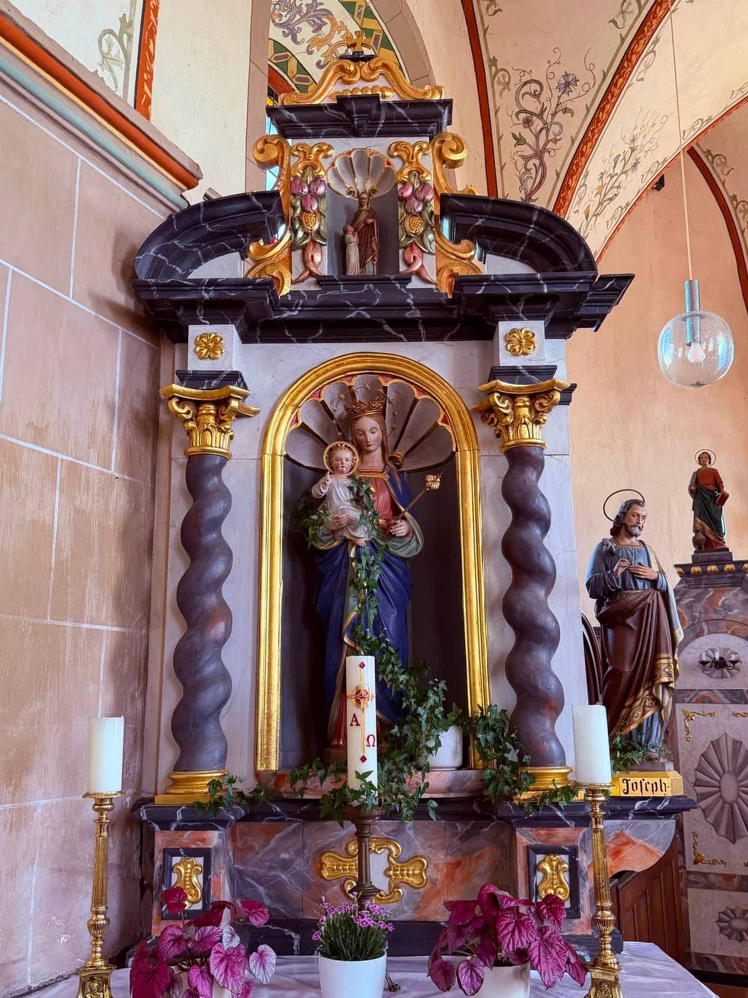 Marien-Seitenaltar mit Figurennische in St. Johannes (Sevenig) – Fotoansicht 1.