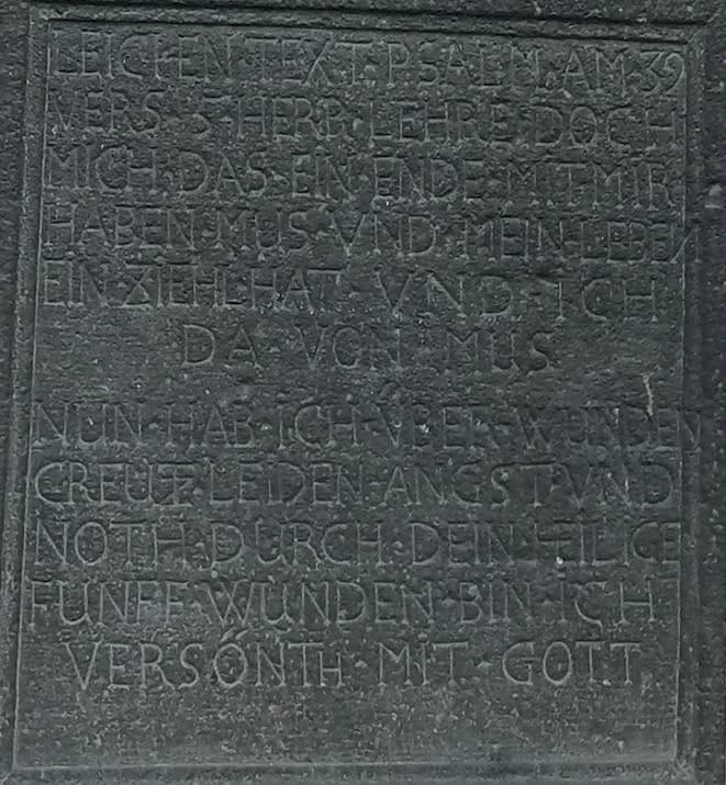 Trarbach – Grabdenkmal mit Skelett und Psalm 39 4 Detailfoto des unteren Inschriftenfeldes auf dem Trarbacher Grabdenkmal mit der Überschrift Leichentext Psalm 39 und den Worten Nun hab ich überwunden